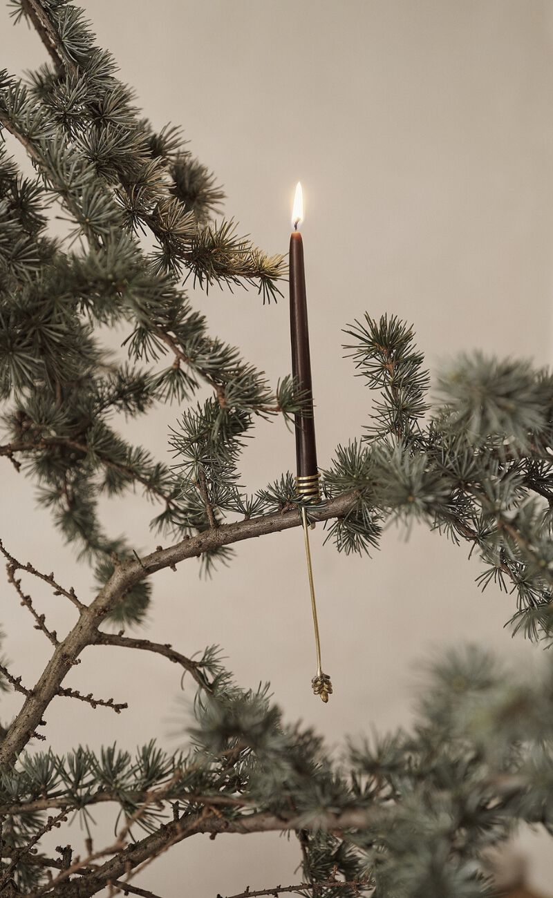 Grangren med mørkt julelys på