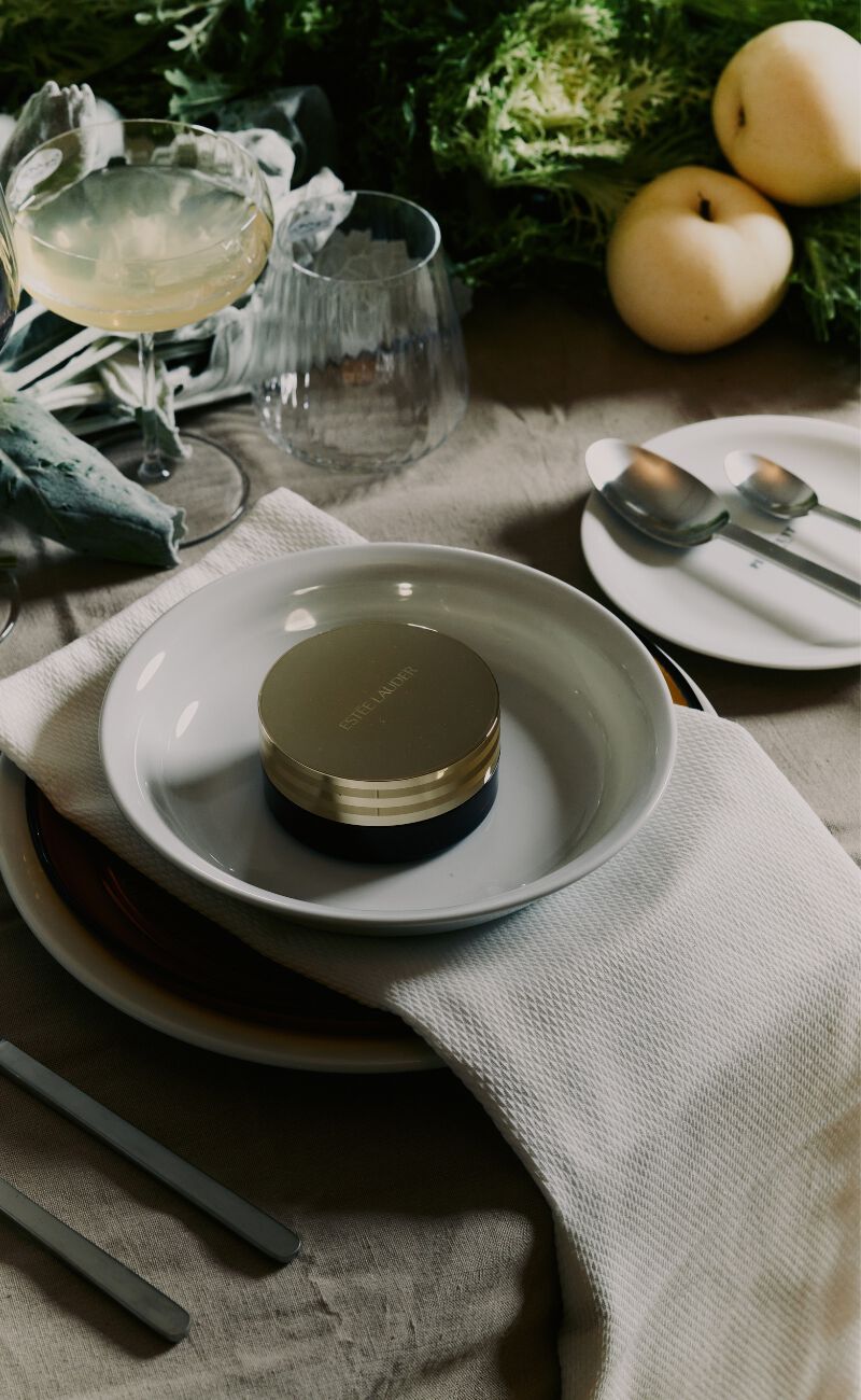 Bord dækket med stel og stofservietter