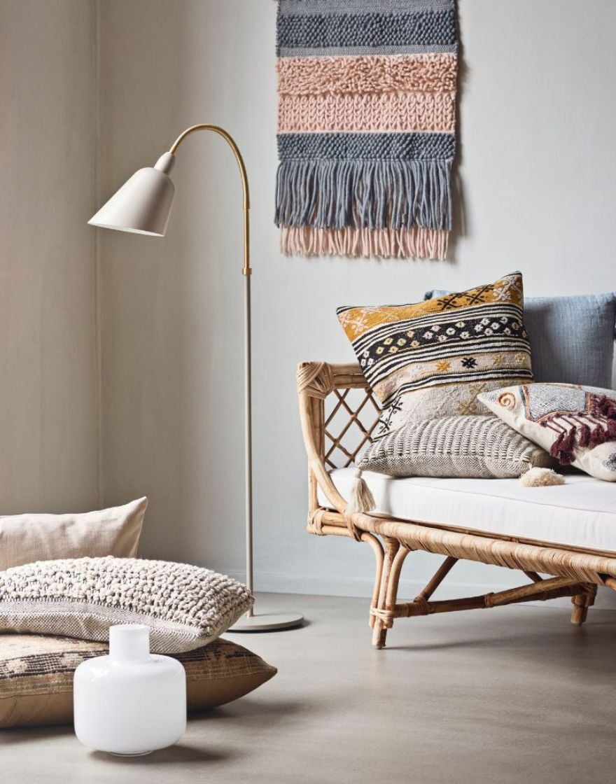 Foldet dyne og hovedpude på flettet bænk