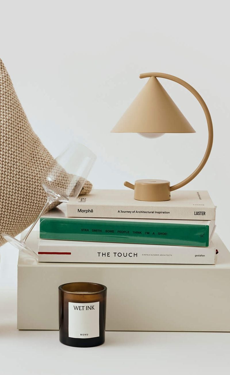 Lampe, bøger og duftlys
