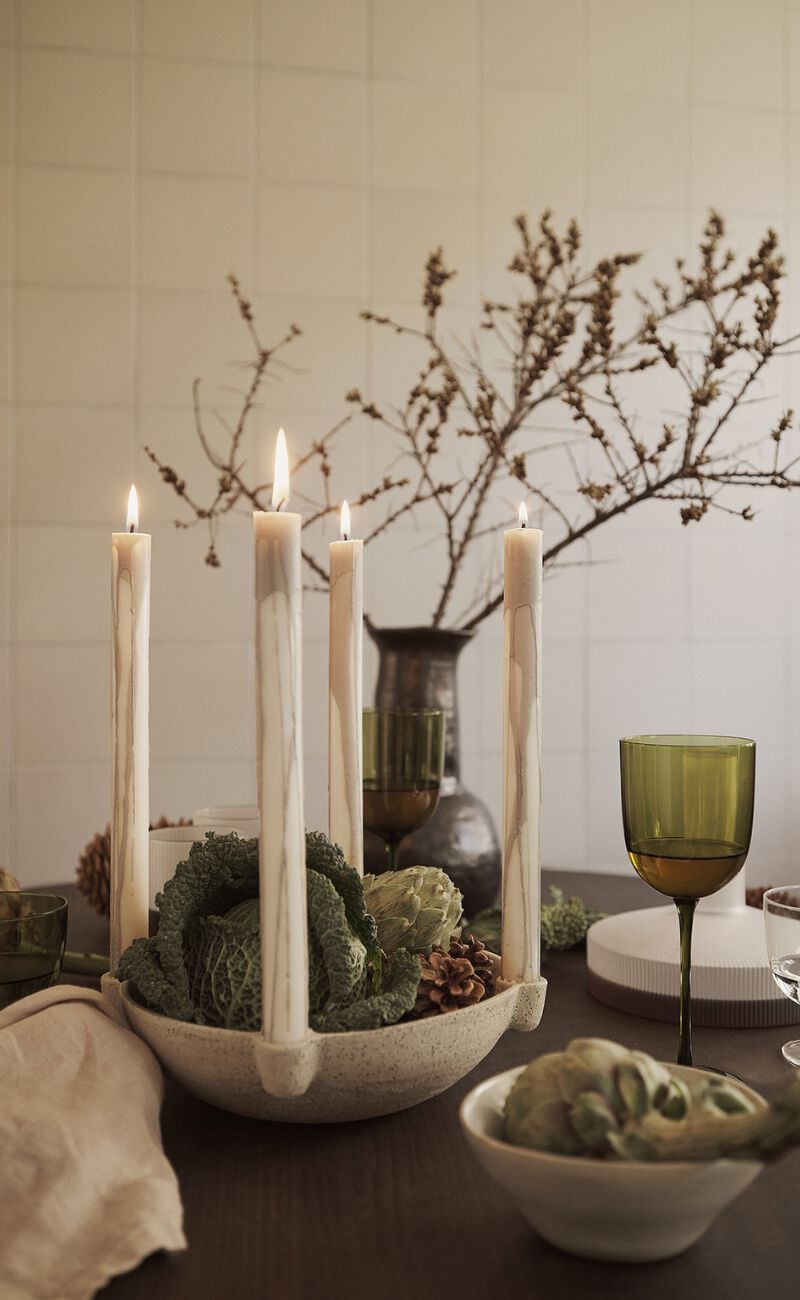 Adventsdekoration på dækket bord