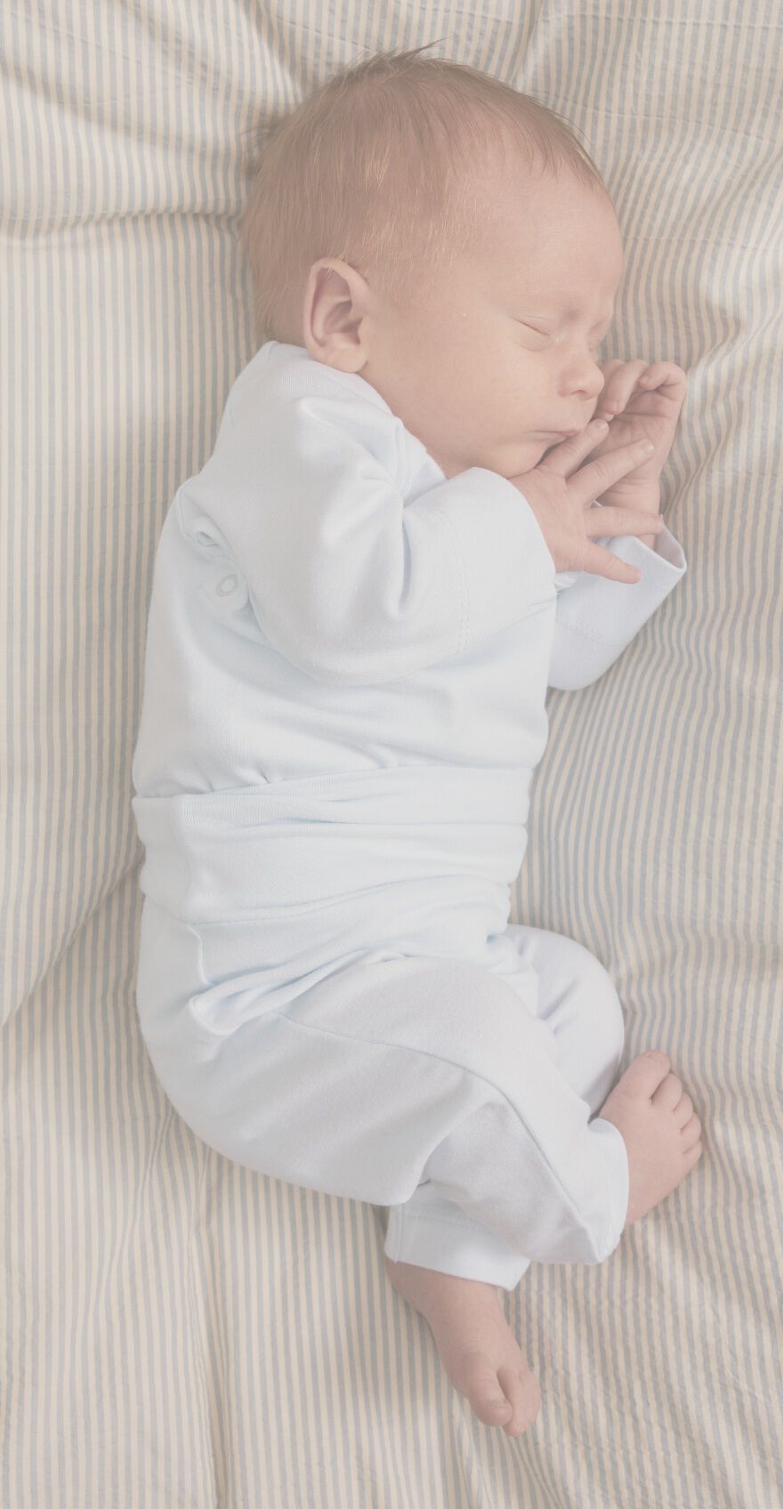 baby der ligger i nattøj