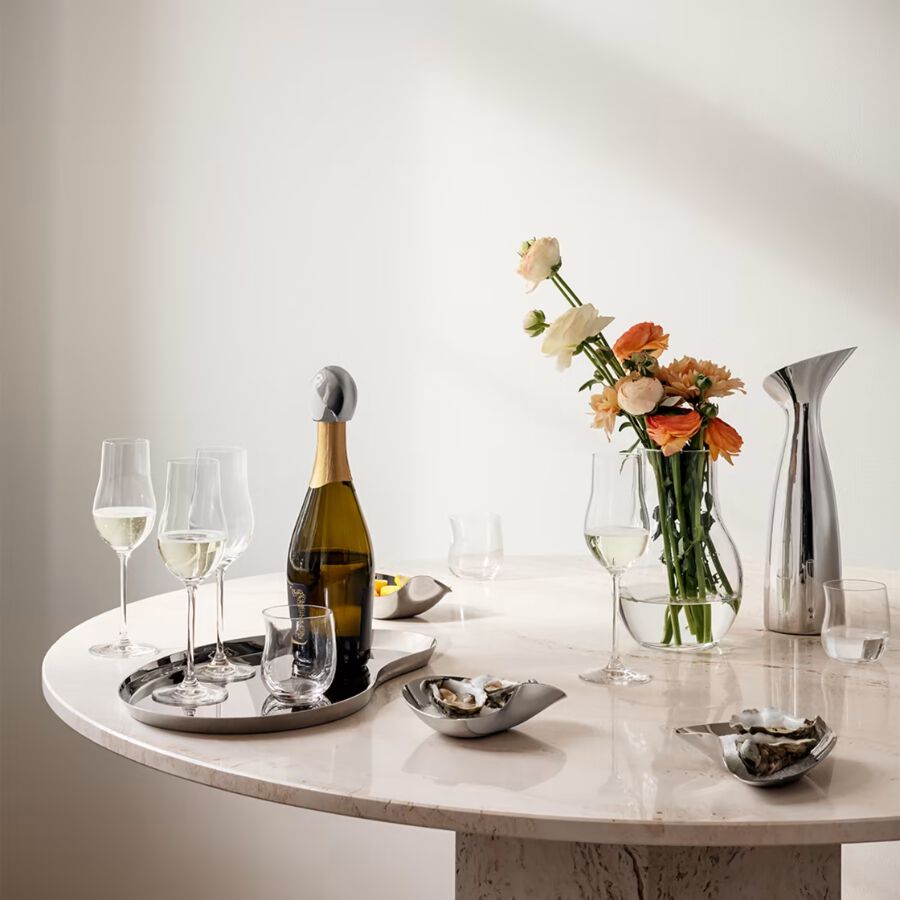 borddekking med glas og blomster
