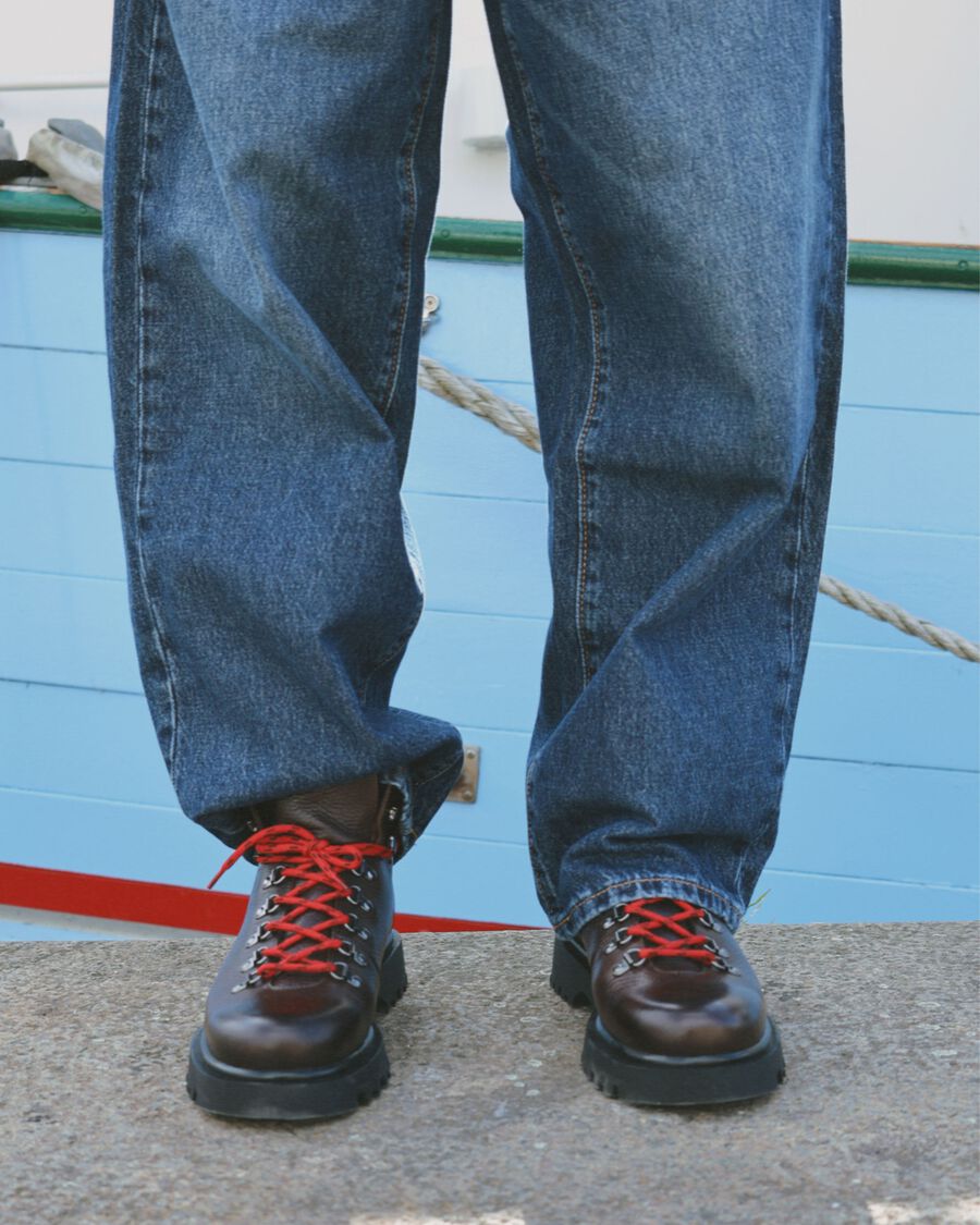 Den nederste del af herreben med jeans og støvler