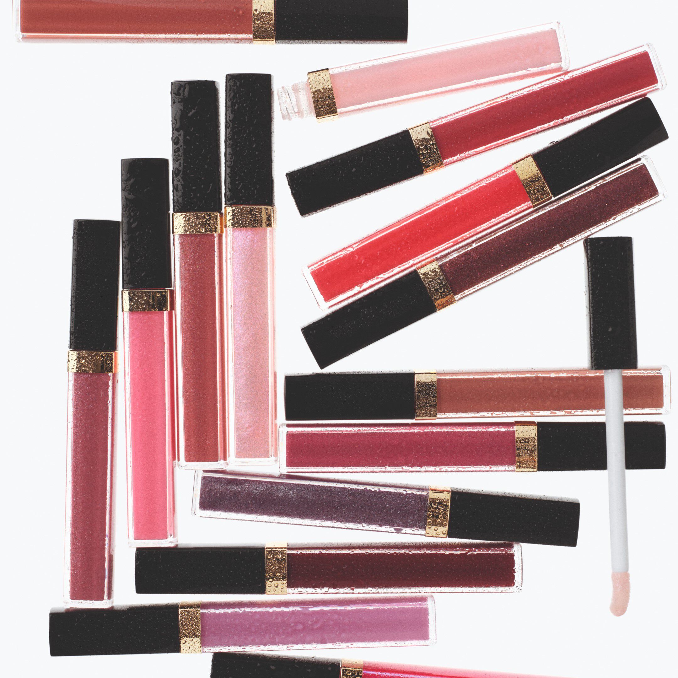 FUGTGIVENDE OG UDGLATTENDE LIPGLOSS MED H&Oslash;J GLANS