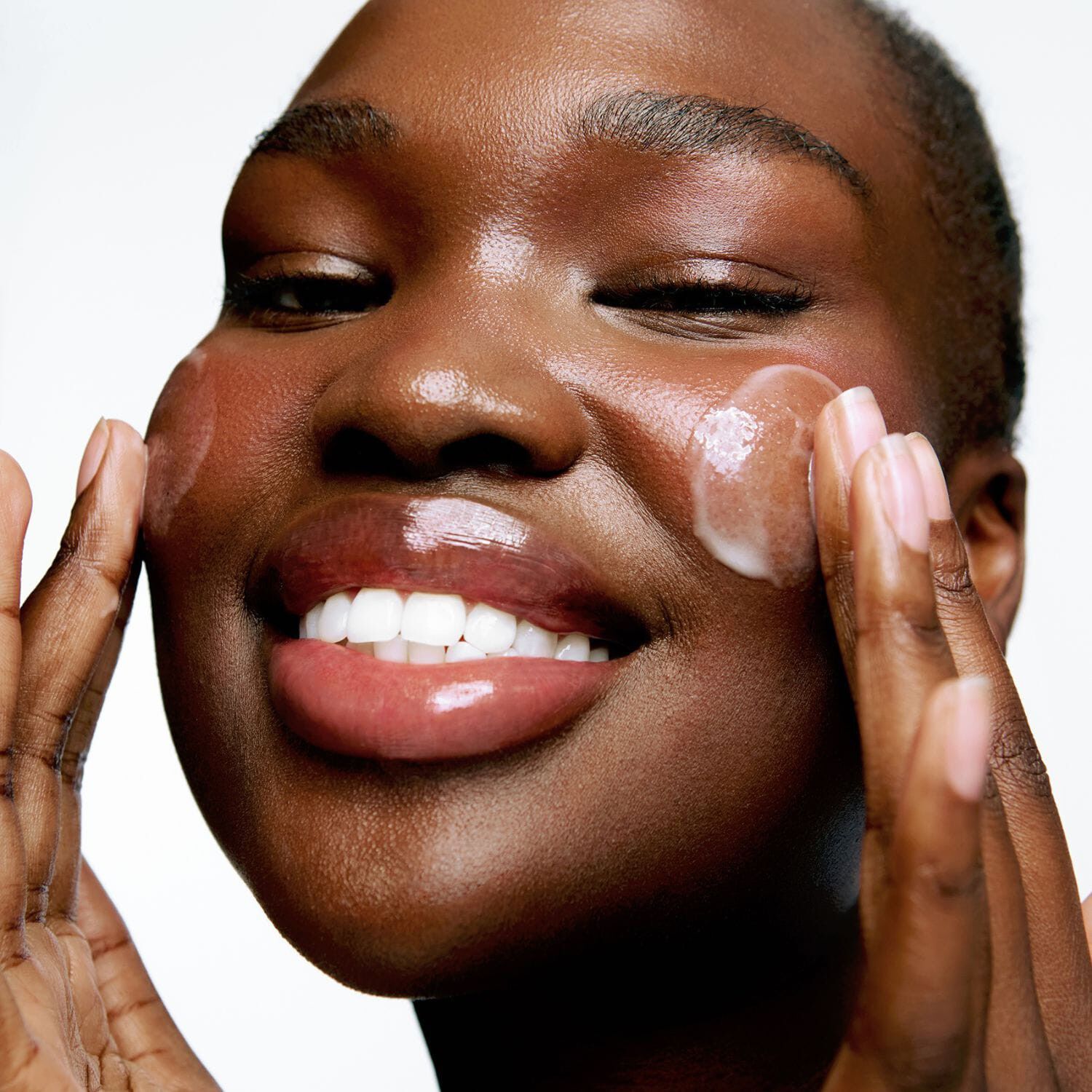 A.M. GLOW Before Noon Flydende m&aelig;lk med ceramider, der booster gl&oslash;den