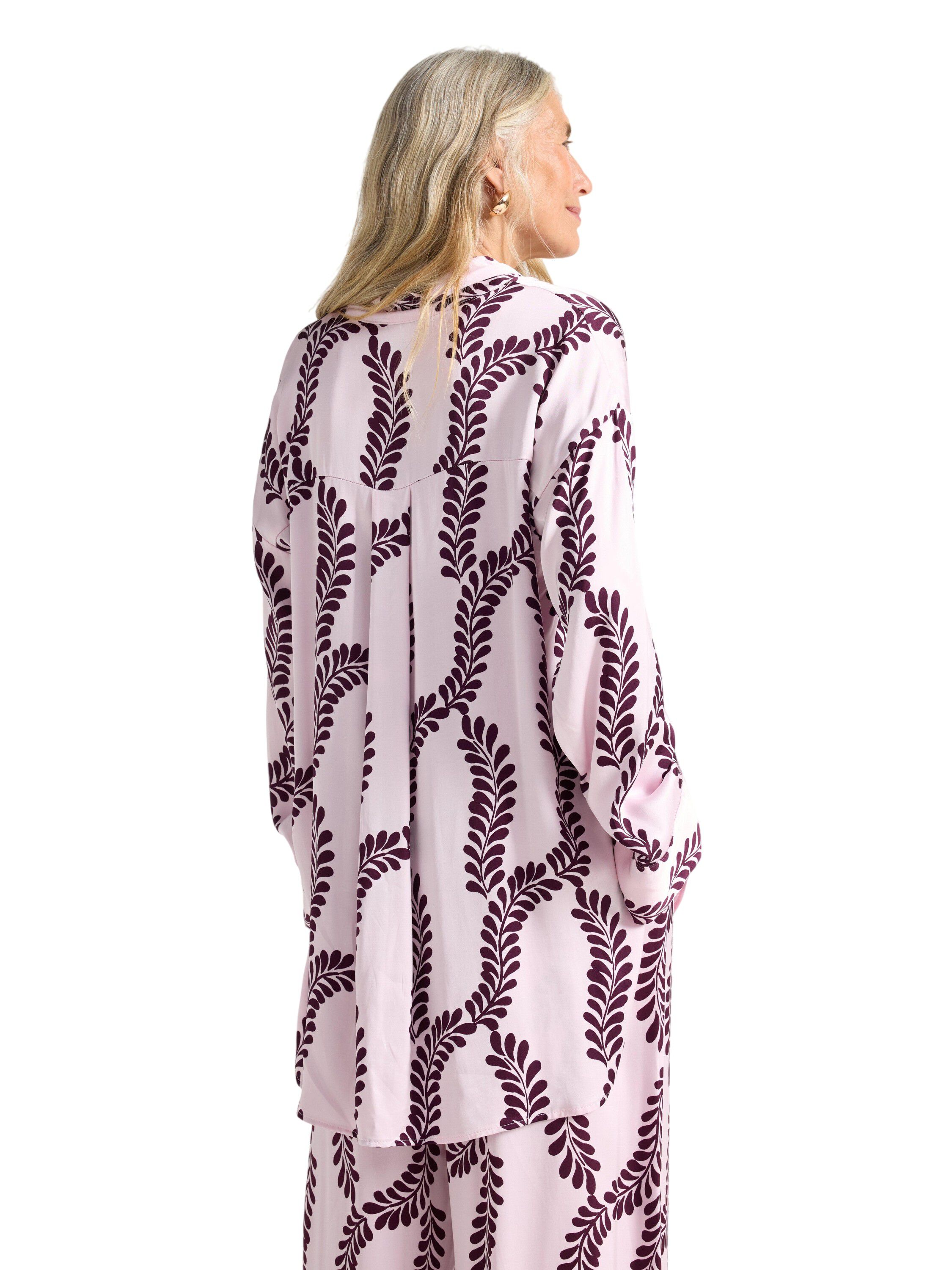 Let lang&aelig;rmet skjorte med en lidt l