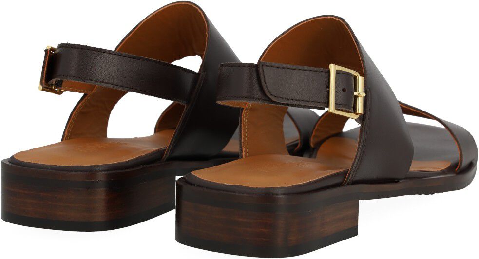 Sandal med dekorativ stikningsdetalje