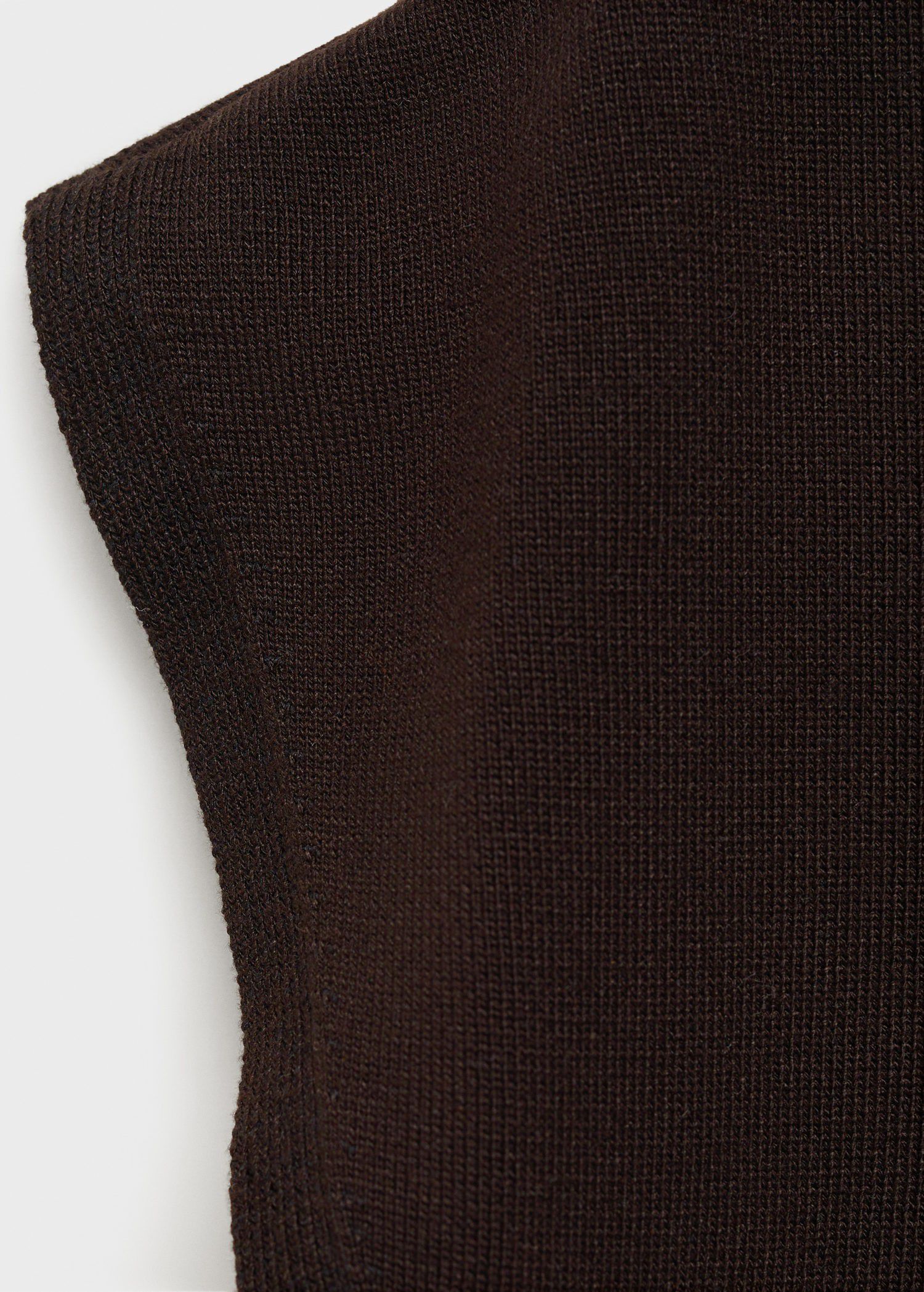 Sleeveless fine knit sweater