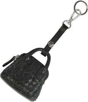 Amayambg Charm, Weave