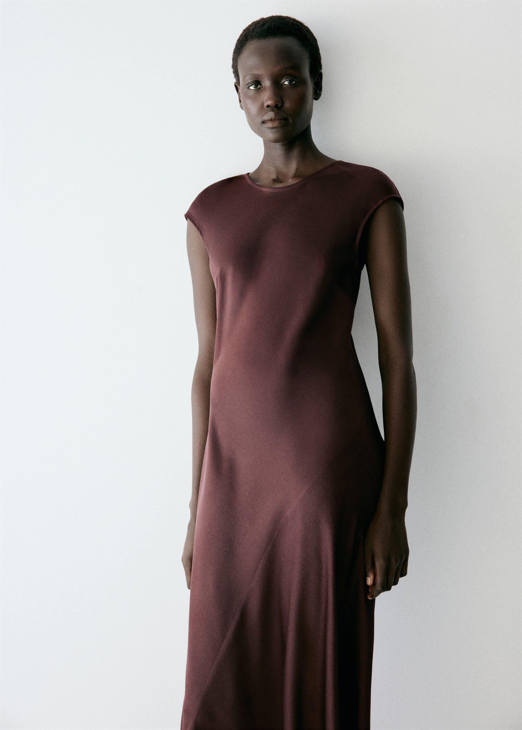 Midi dress with a round neck