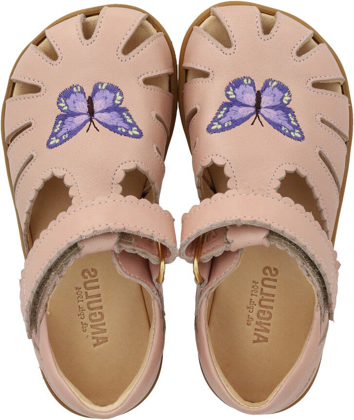 Sandal med lukket t&aring; og sommerfugl