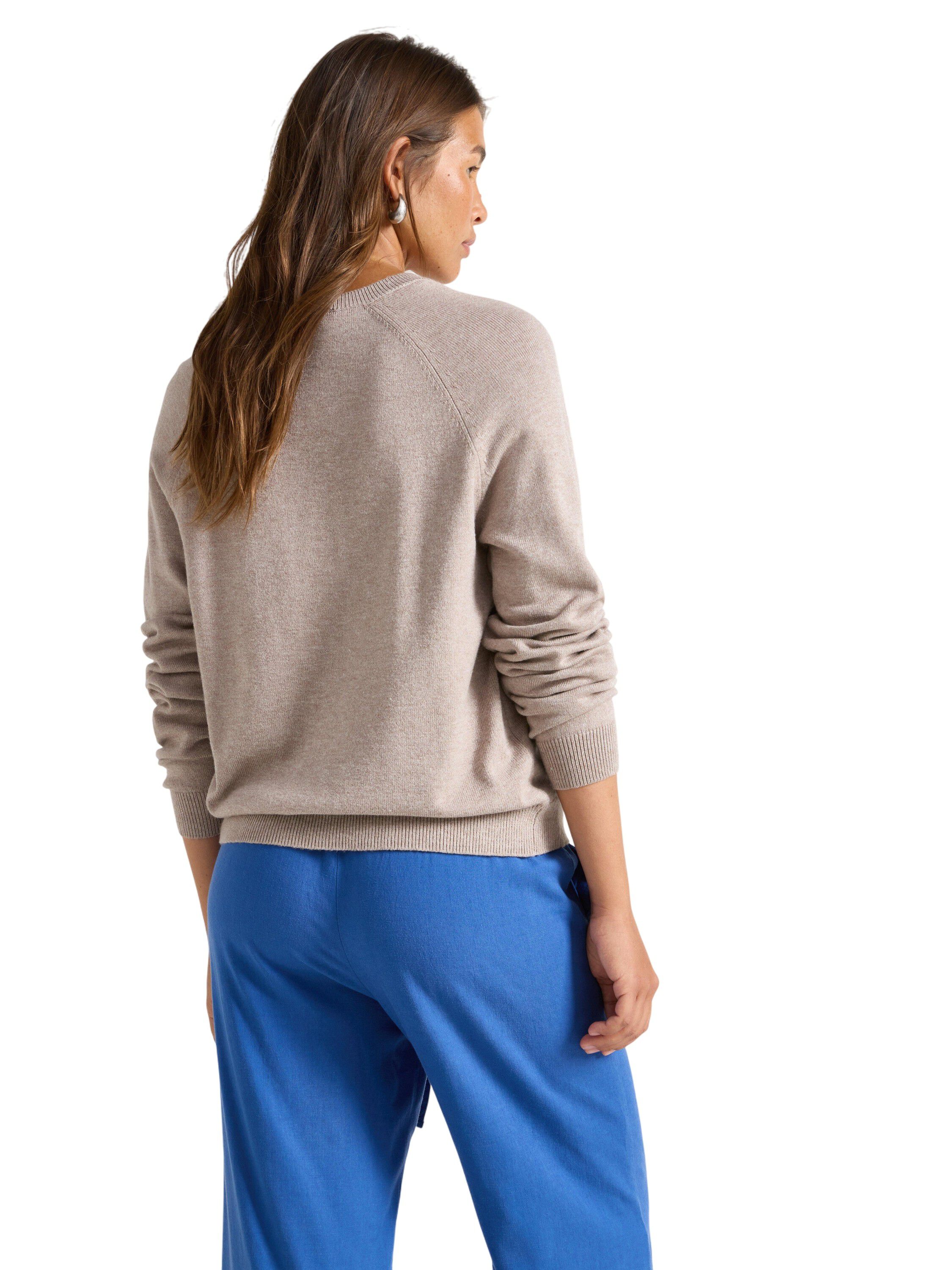 Fine-knitted jumper with a relaxed