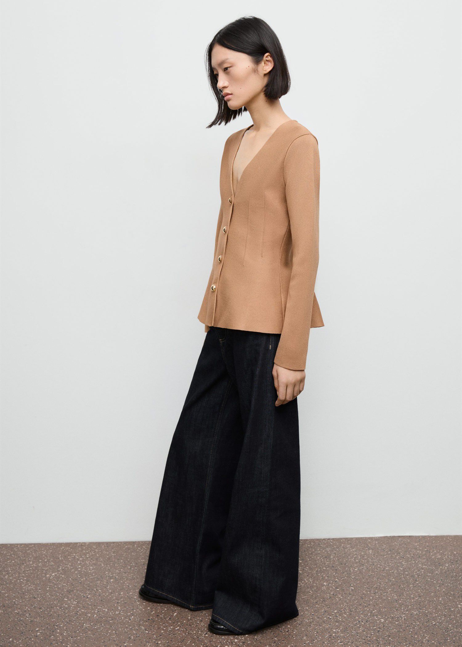 Fitted knitted jacket with buttons