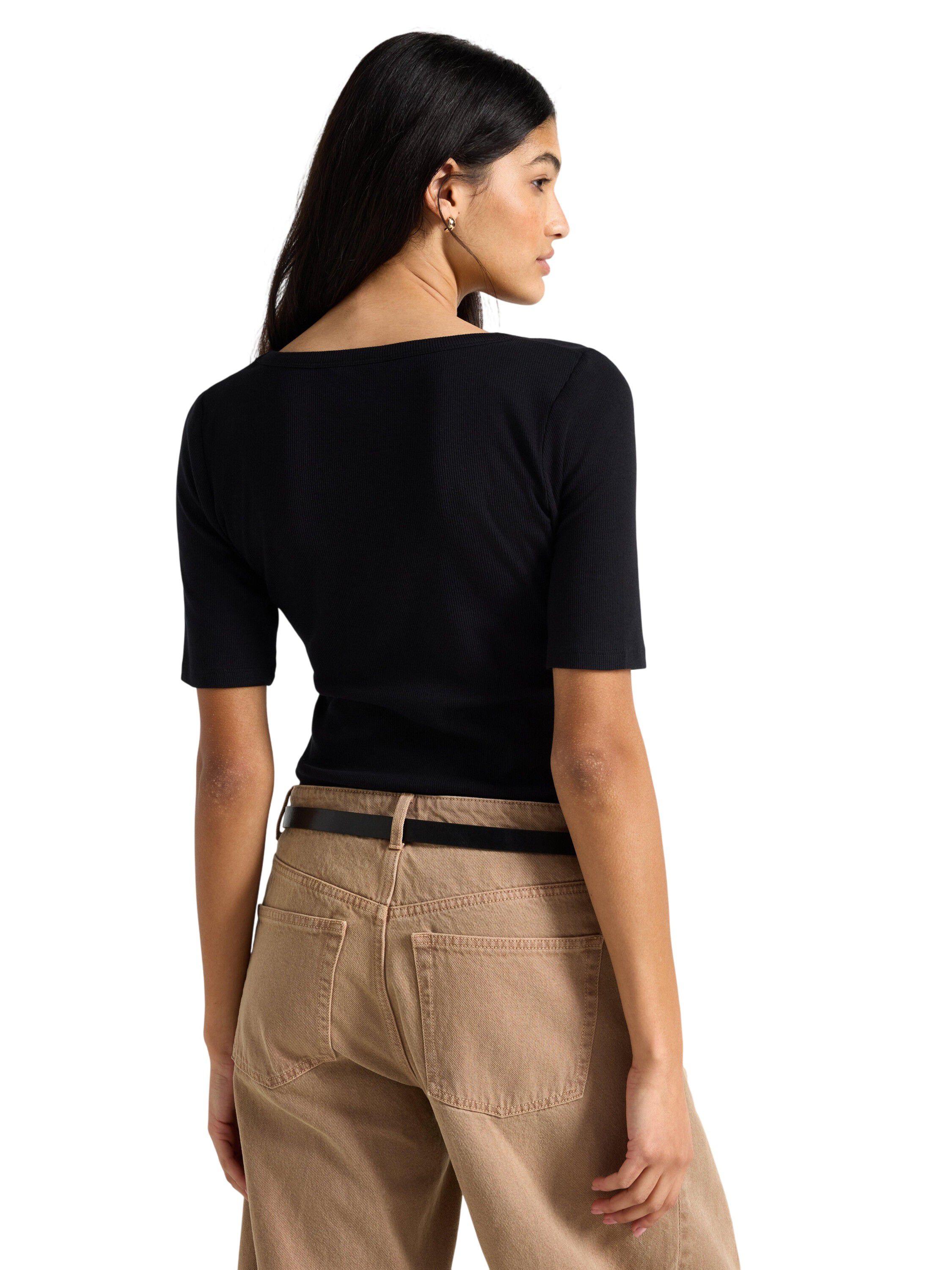 Ribbet top med korte &aelig;rmer, v-hals