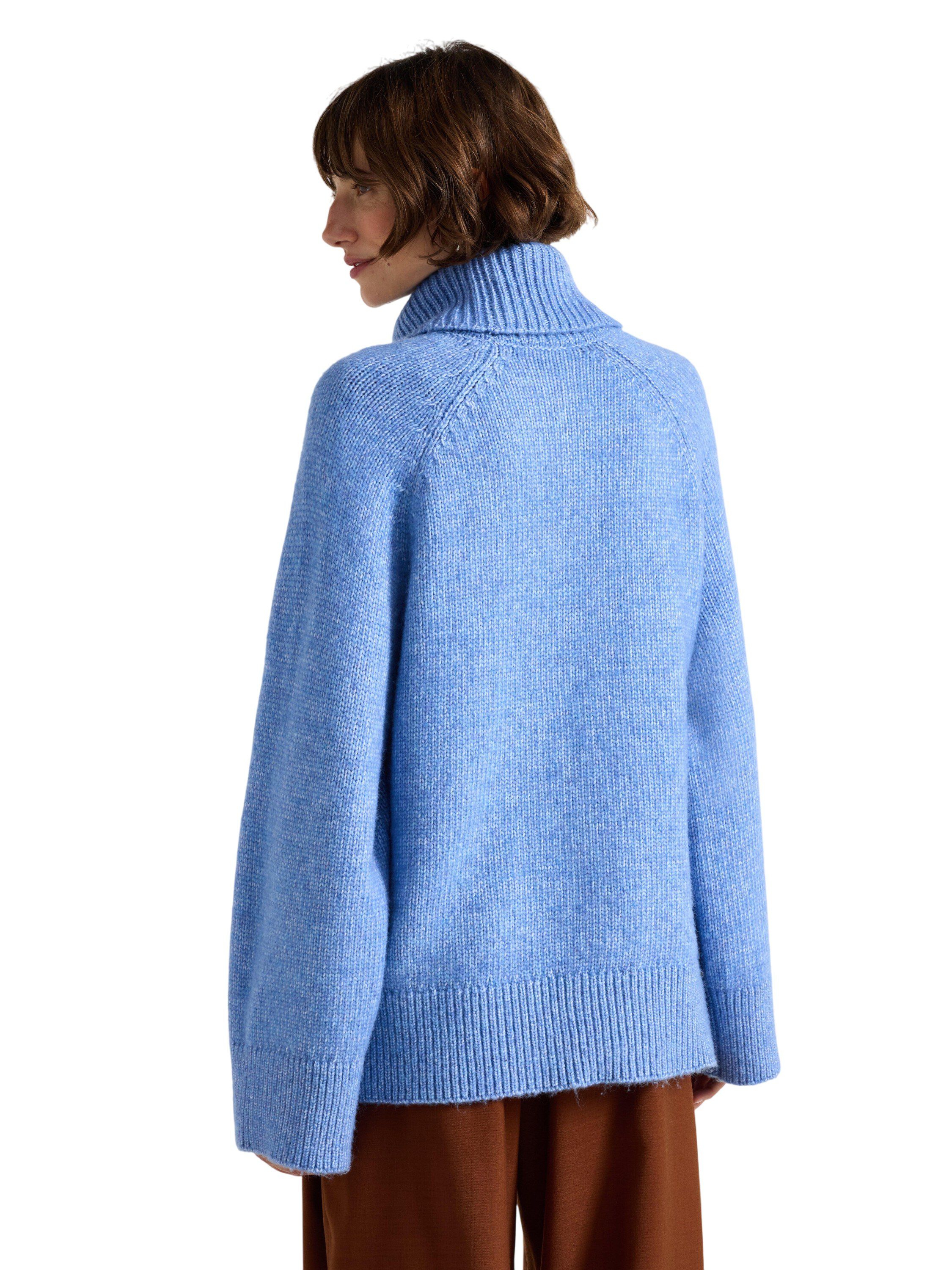 Strikket genser med rullekrage og b