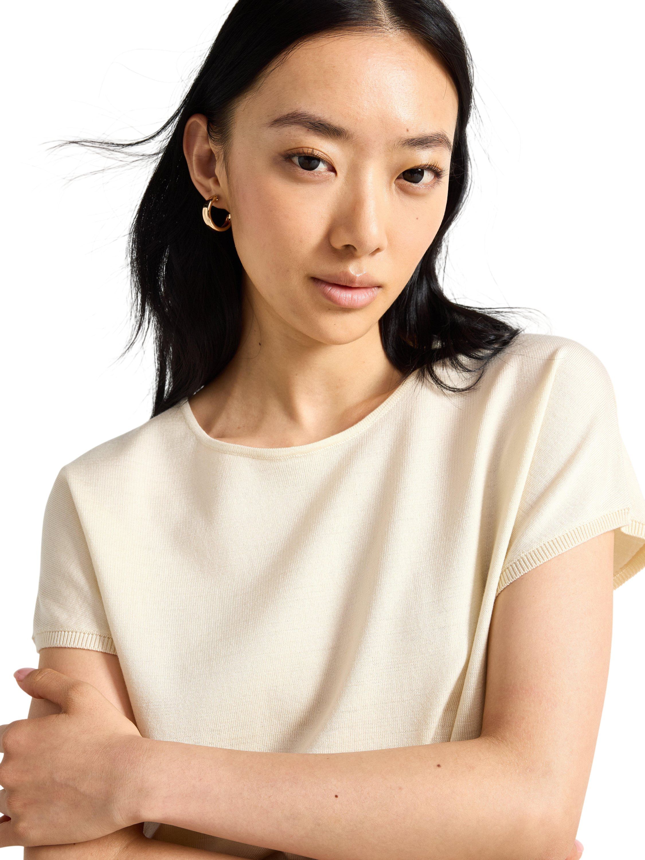 Fine-knit short-sleeved top