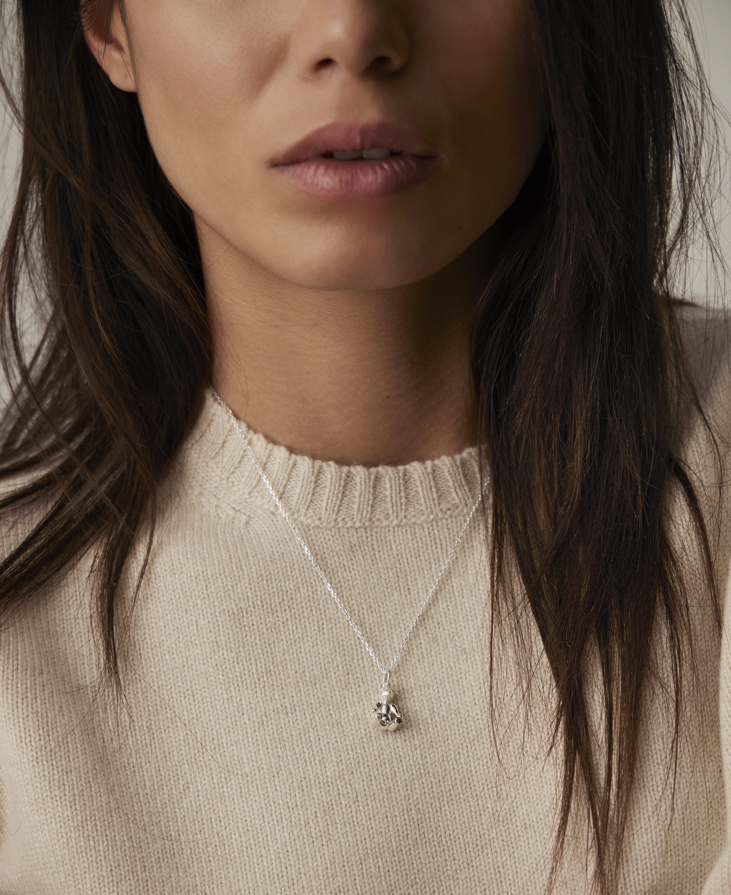 Bj&oslash;rnen i 18 karat forgyldt s&oslash;lv med k&aelig;de