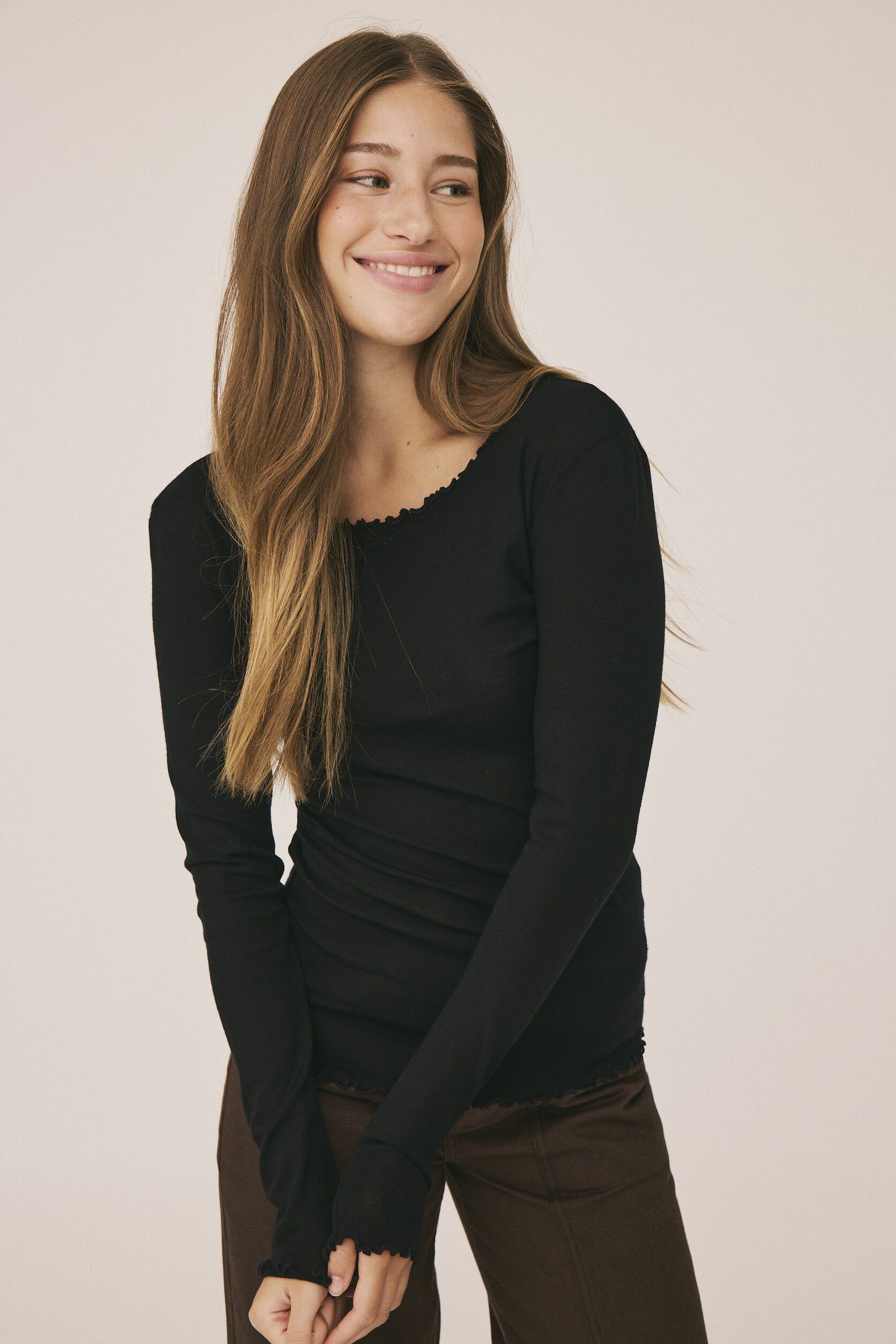 Cilla 14 Lang&aelig;rmede striktr&oslash;je med b&oslash;lgende kant - 100% Merino uld