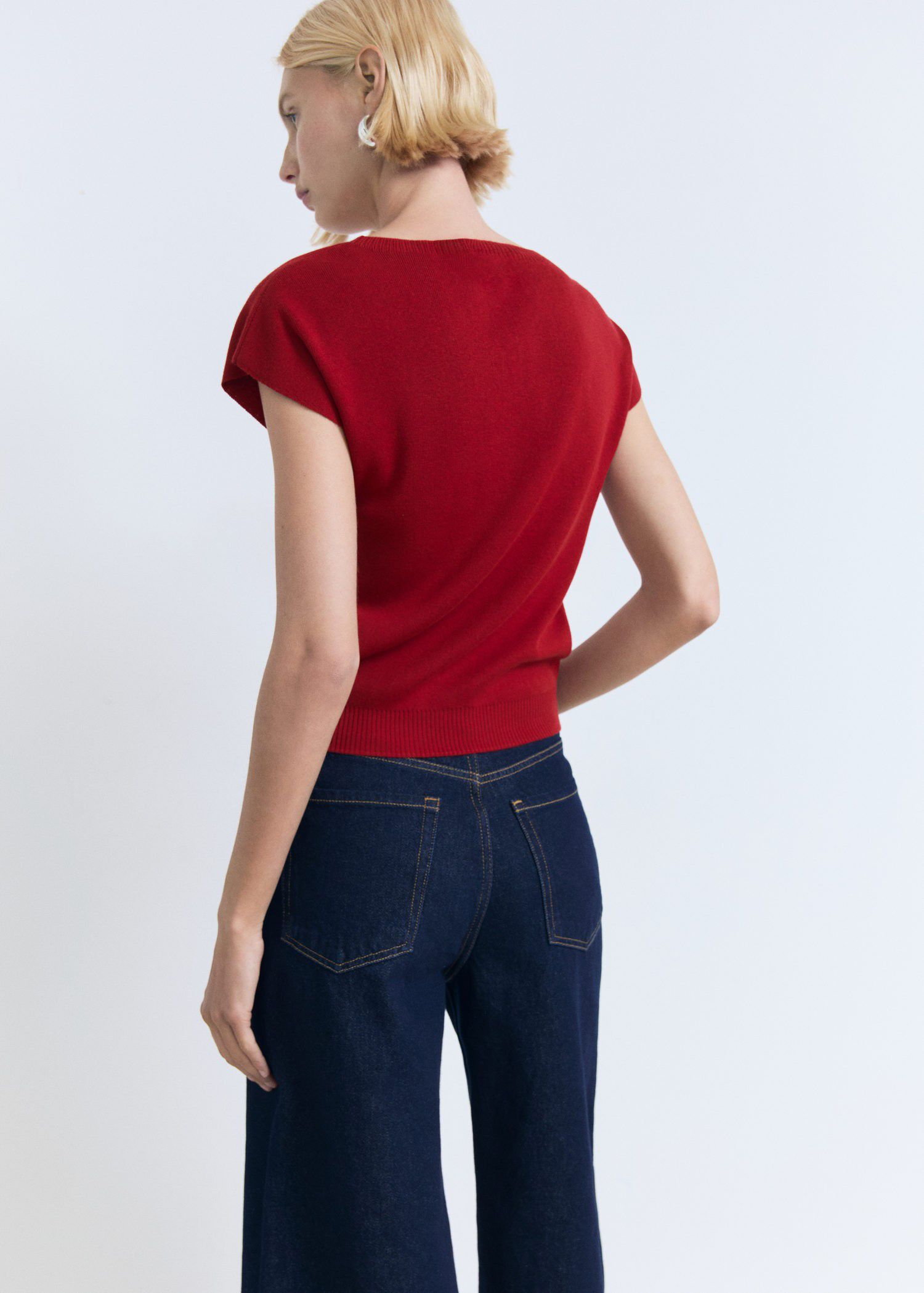 Sleeveless fine knit sweater