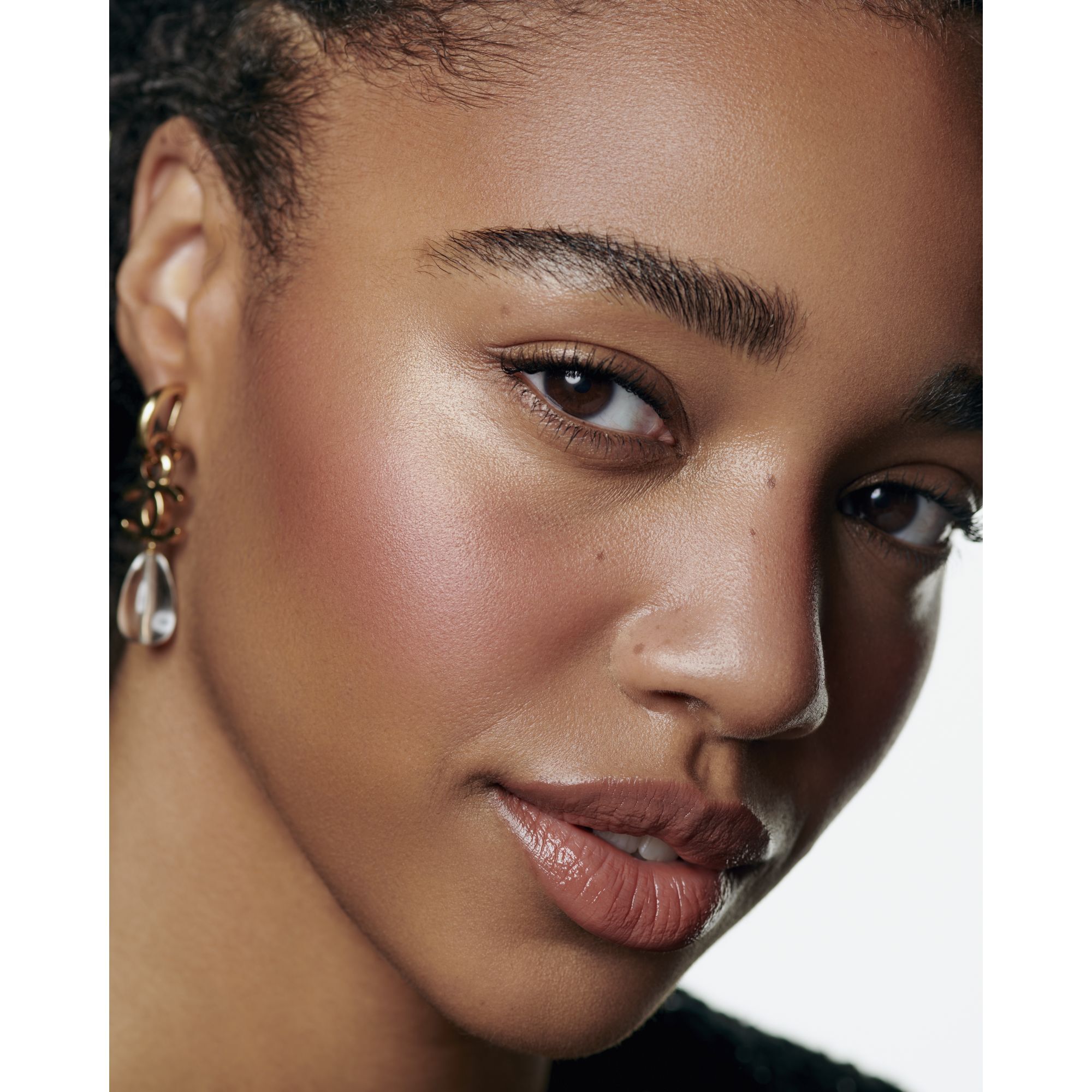 EN HARMONI AF TRE PUDDERE FOR SUND GL&Oslash;D. BRONZER, BLUSH, HIGHLIGHTER