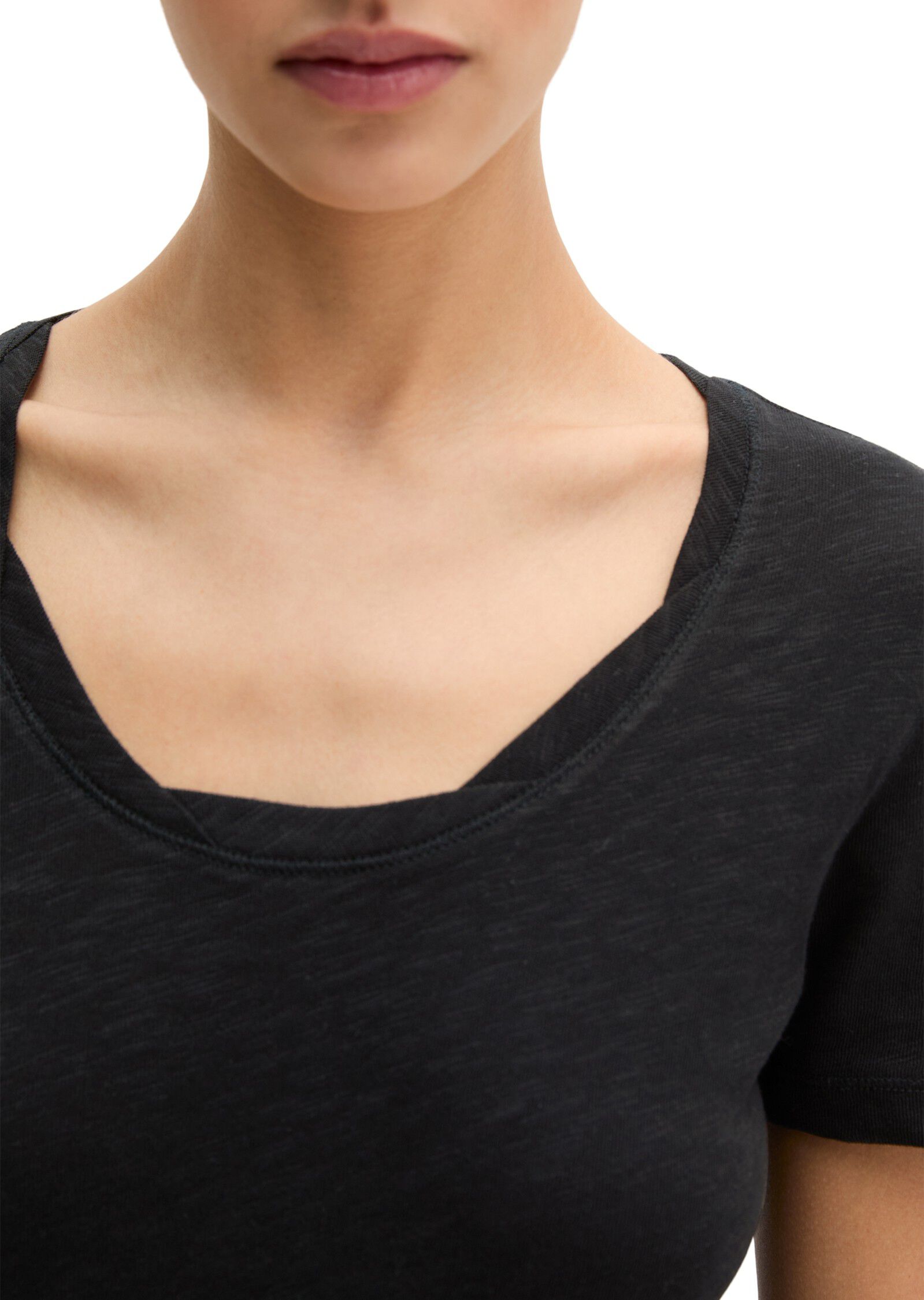 T-shirt, deep round neck twisted