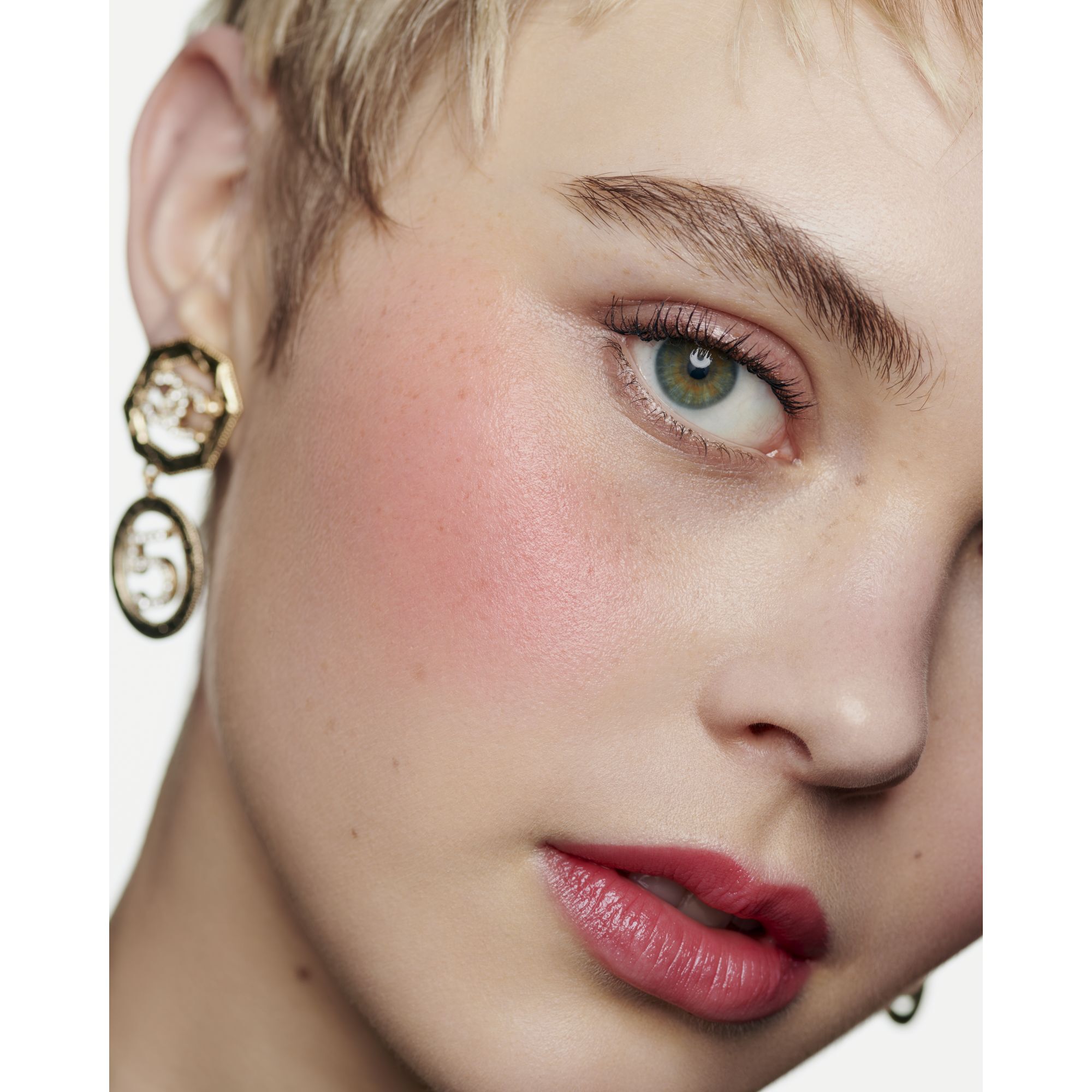 FREMH&AElig;VER FARVEN GIVER N&AElig;RING FYLDE