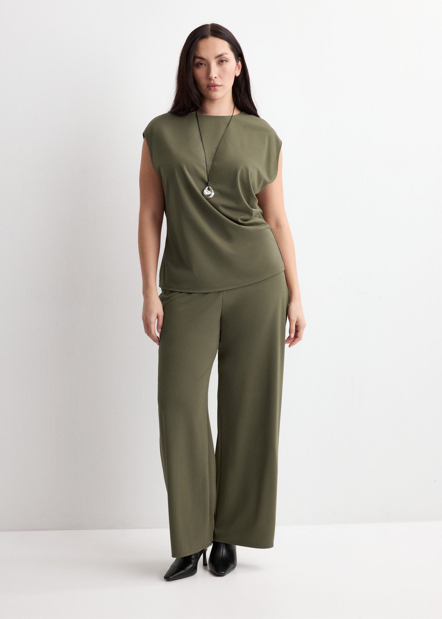Straight-fit trousers with elastic