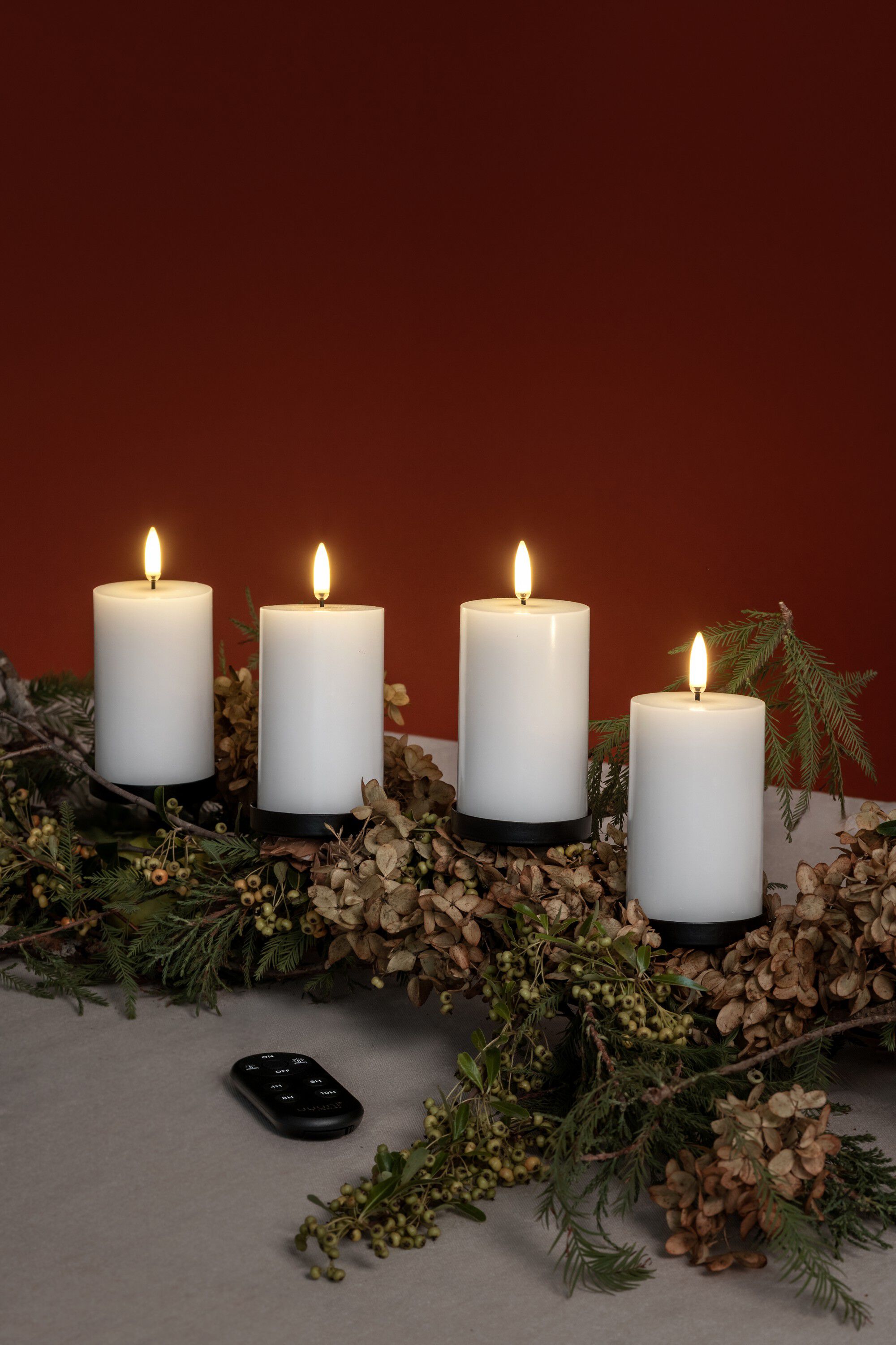 Giftbox w. spike, remote, LED pillar candle, Nordic white, S