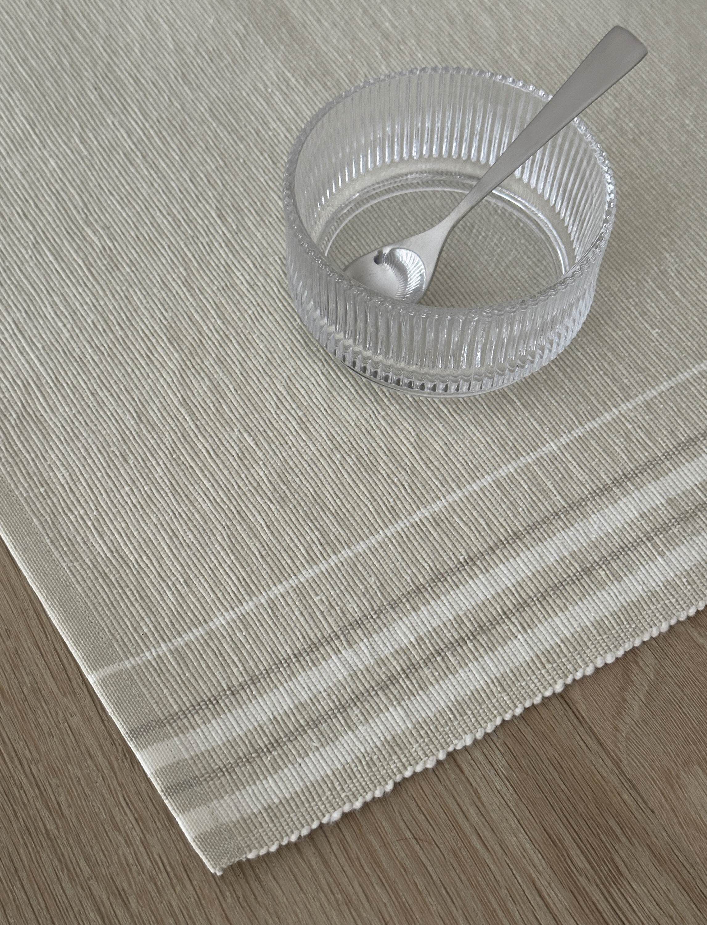 Vibeke Klint d&aelig;kkeserviet neutral linje 33x48 cm white