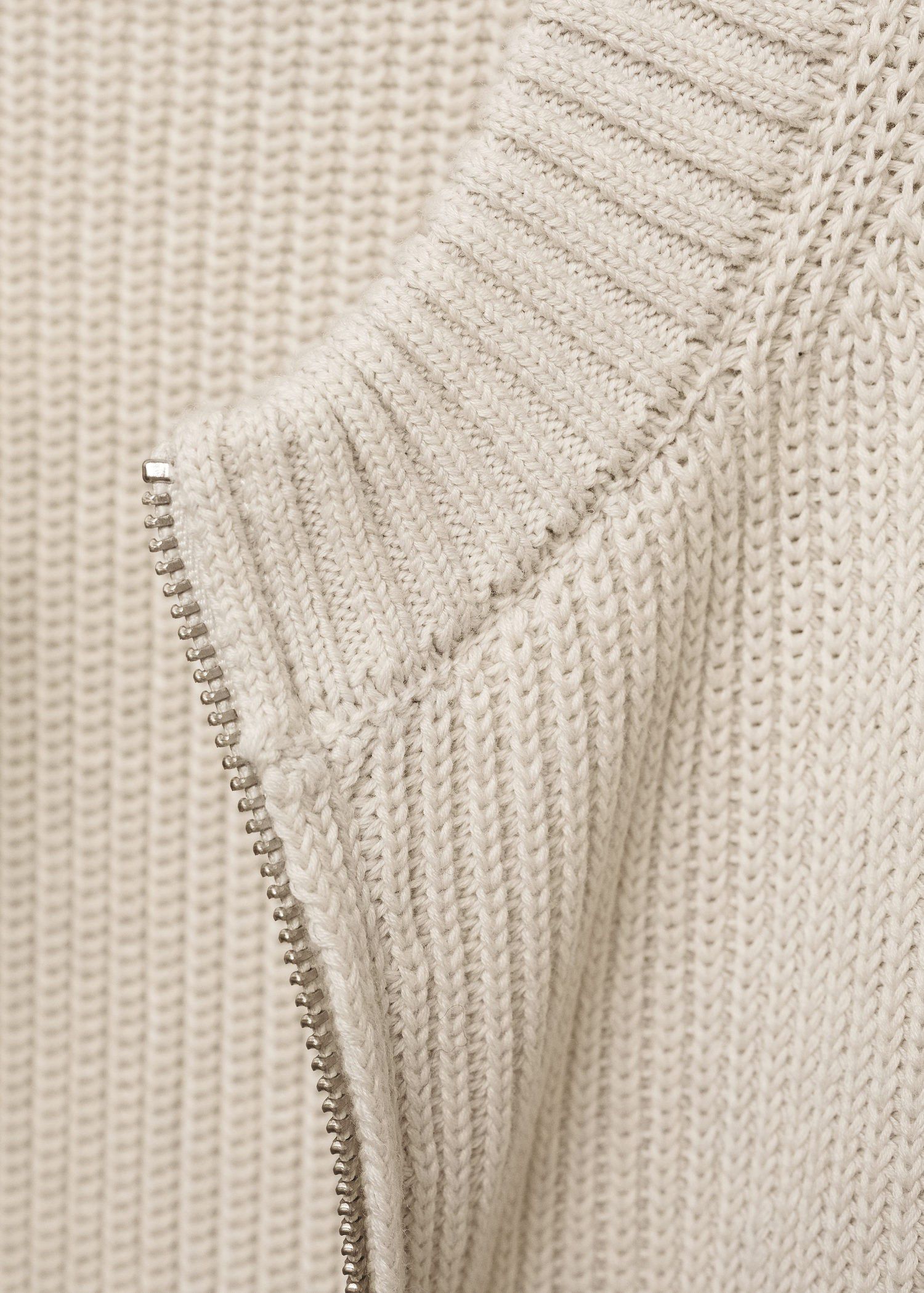 Knitted gilet with zip