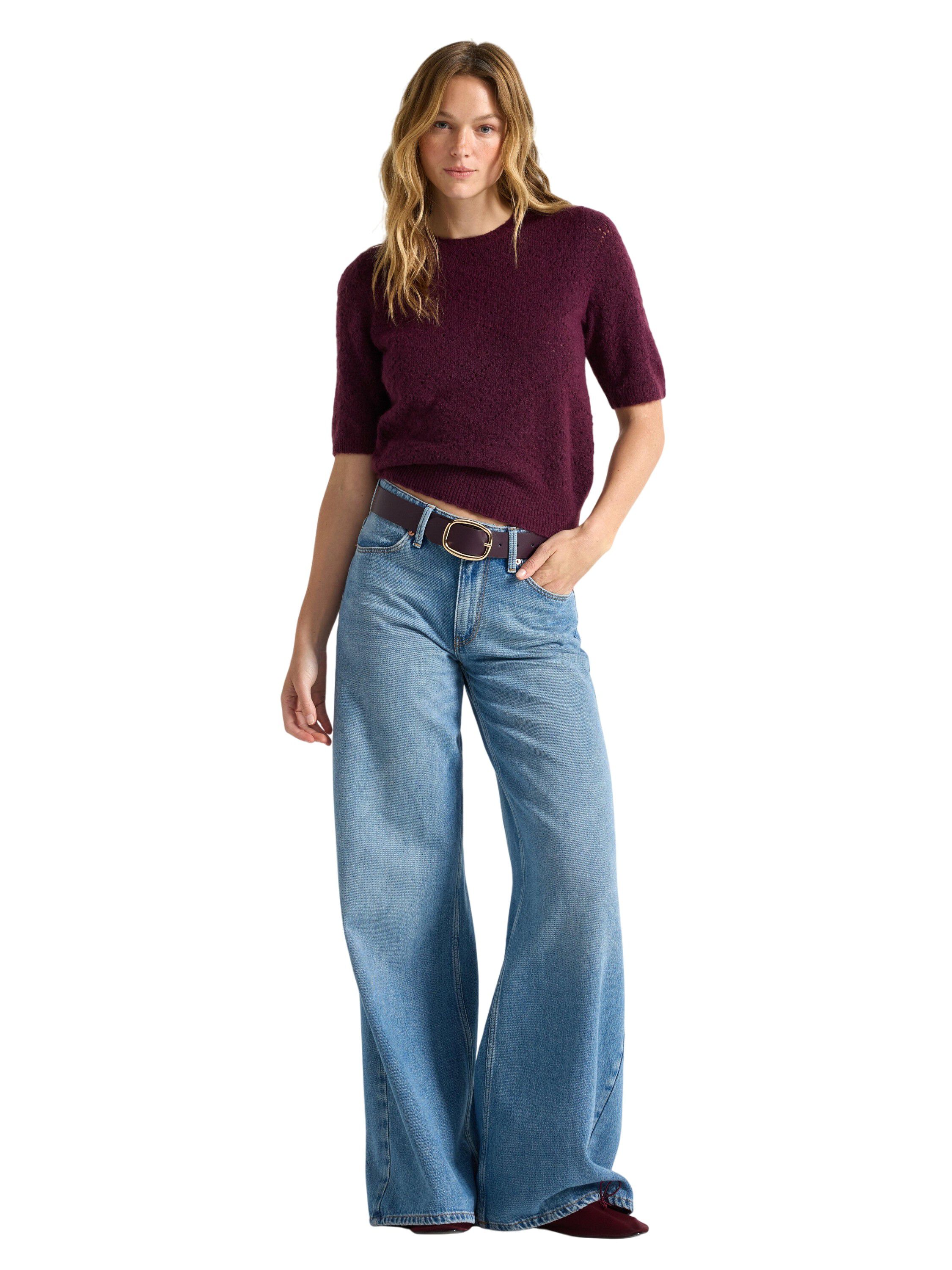 Mjuk, kort&auml;rmad tr&ouml;ja med ett hel