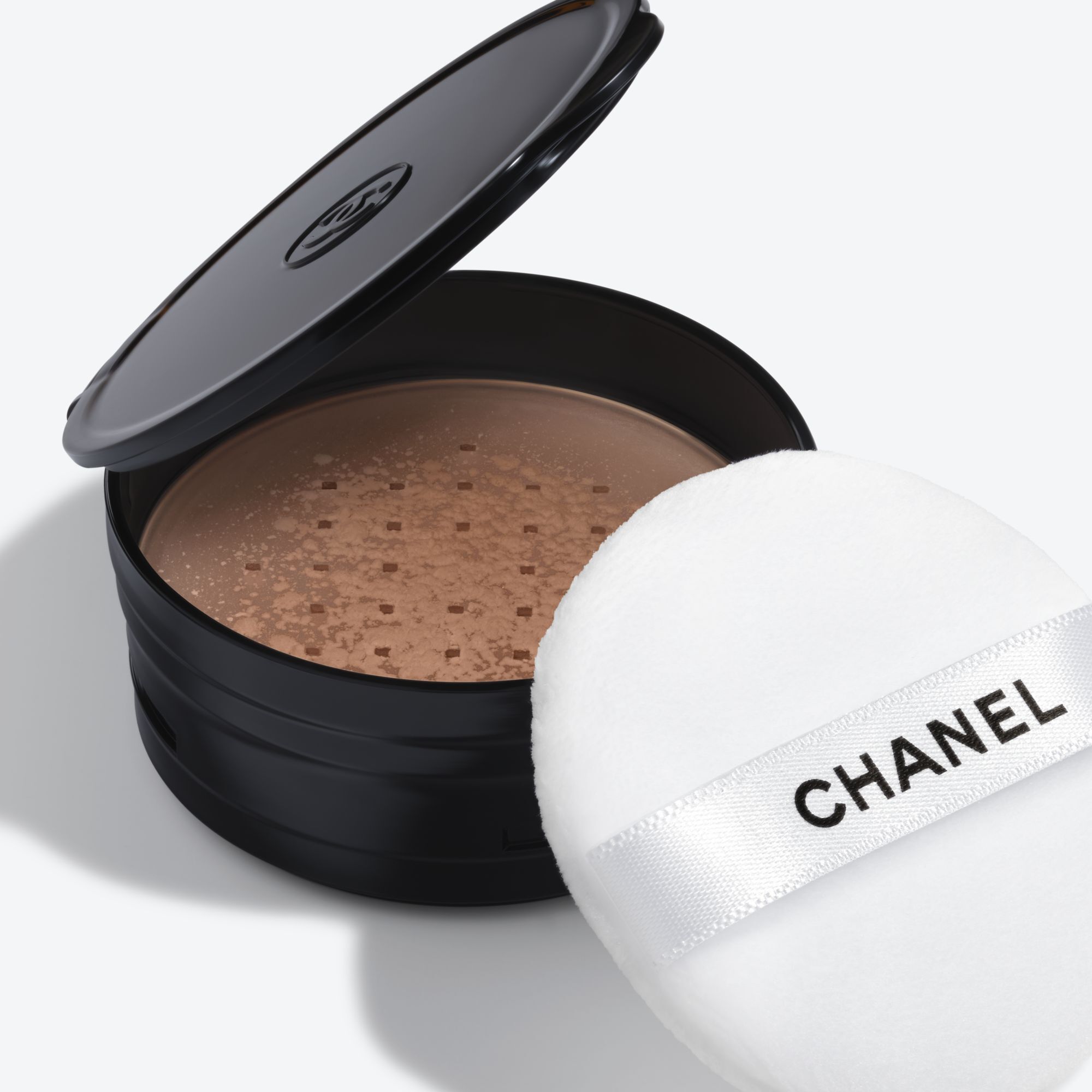 L&Oslash;ST PUDDER, NATURLIG FINISH. ON-THE-GO FORMAT