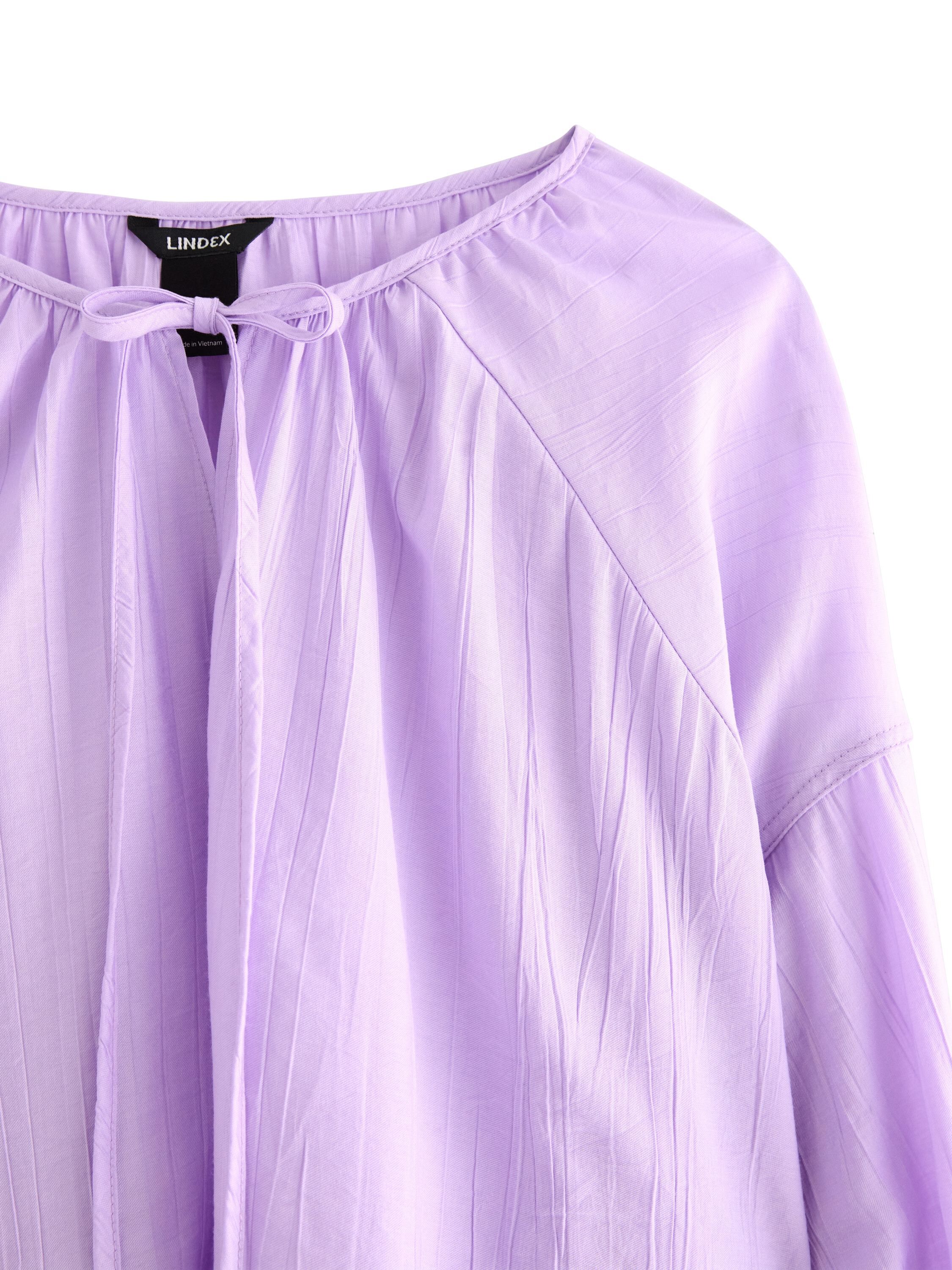 Vevd bluse i strukturert viskosebla