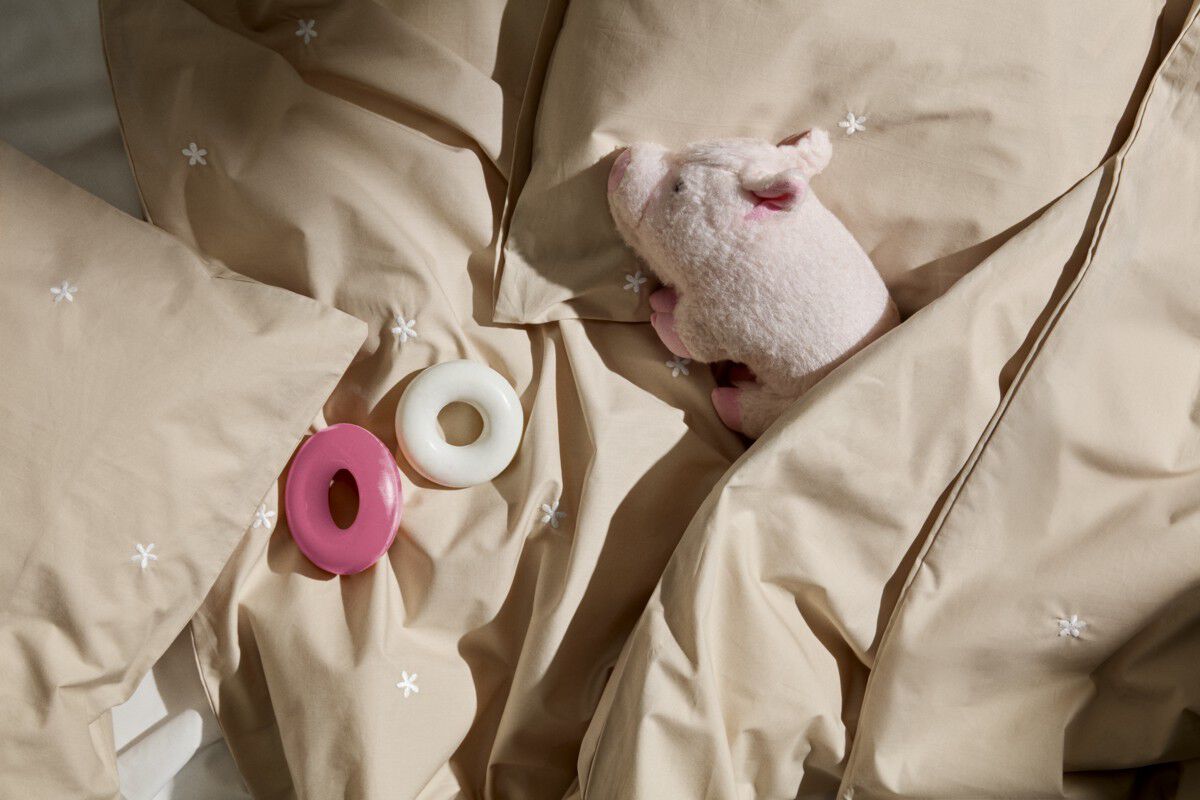 Daisy Senget&oslash;j Junior 100x140 cm sand/hvid