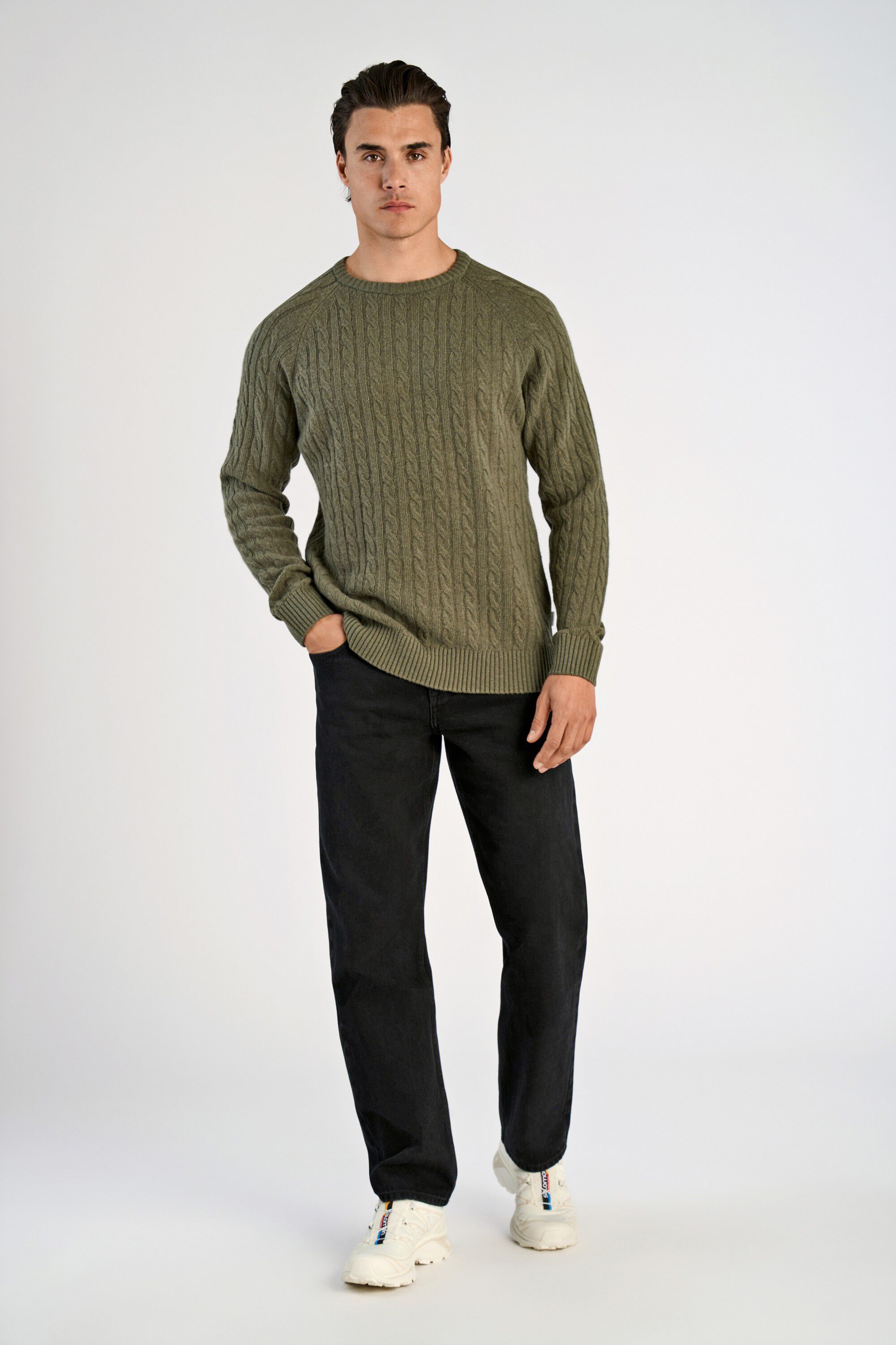 Lambswool raglan cable o-neck