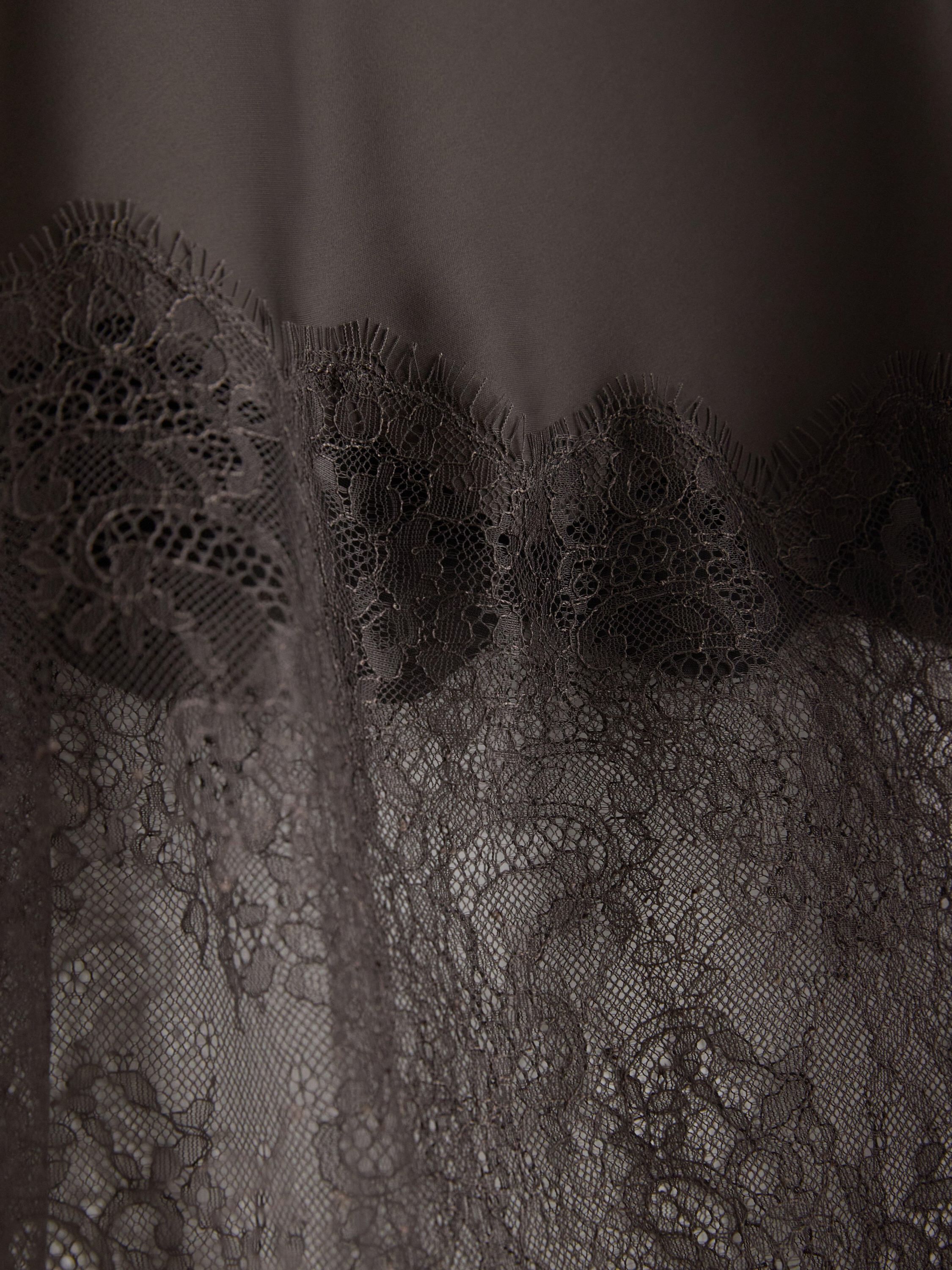 Midi skirt in satin with lace detai