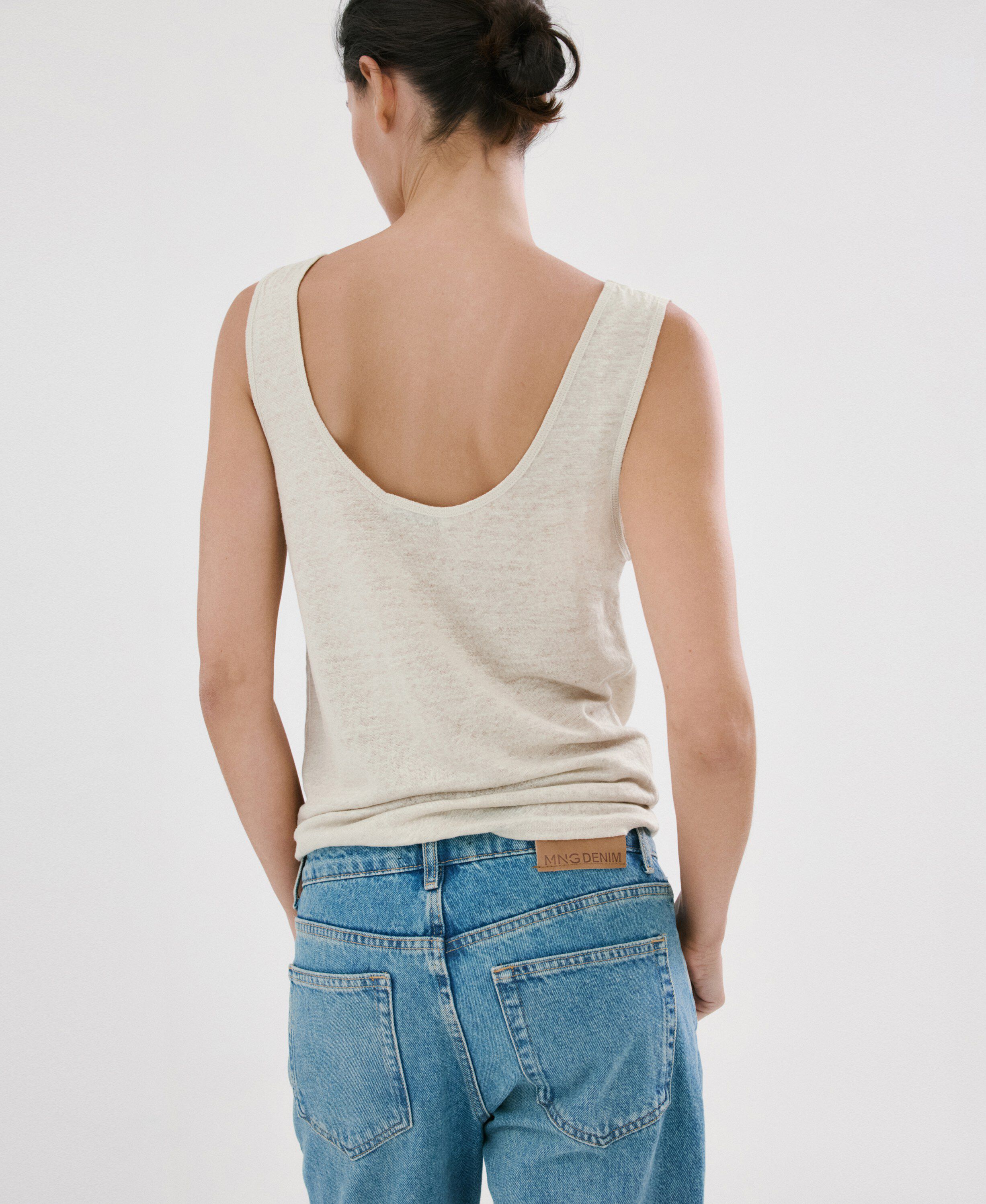 Linen top with round neckline