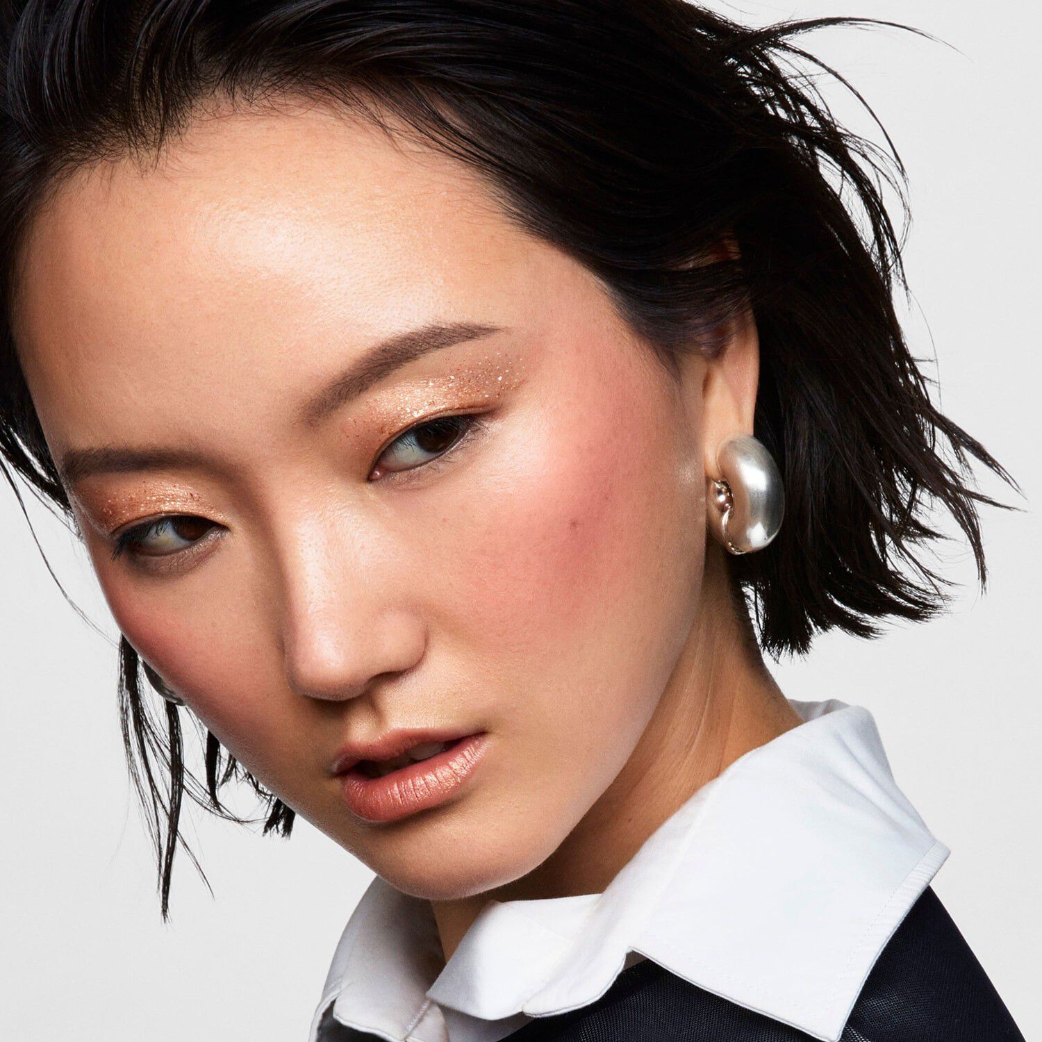 En multifunktionel illuminator med transparent tekstur, der forst&aelig;rkes