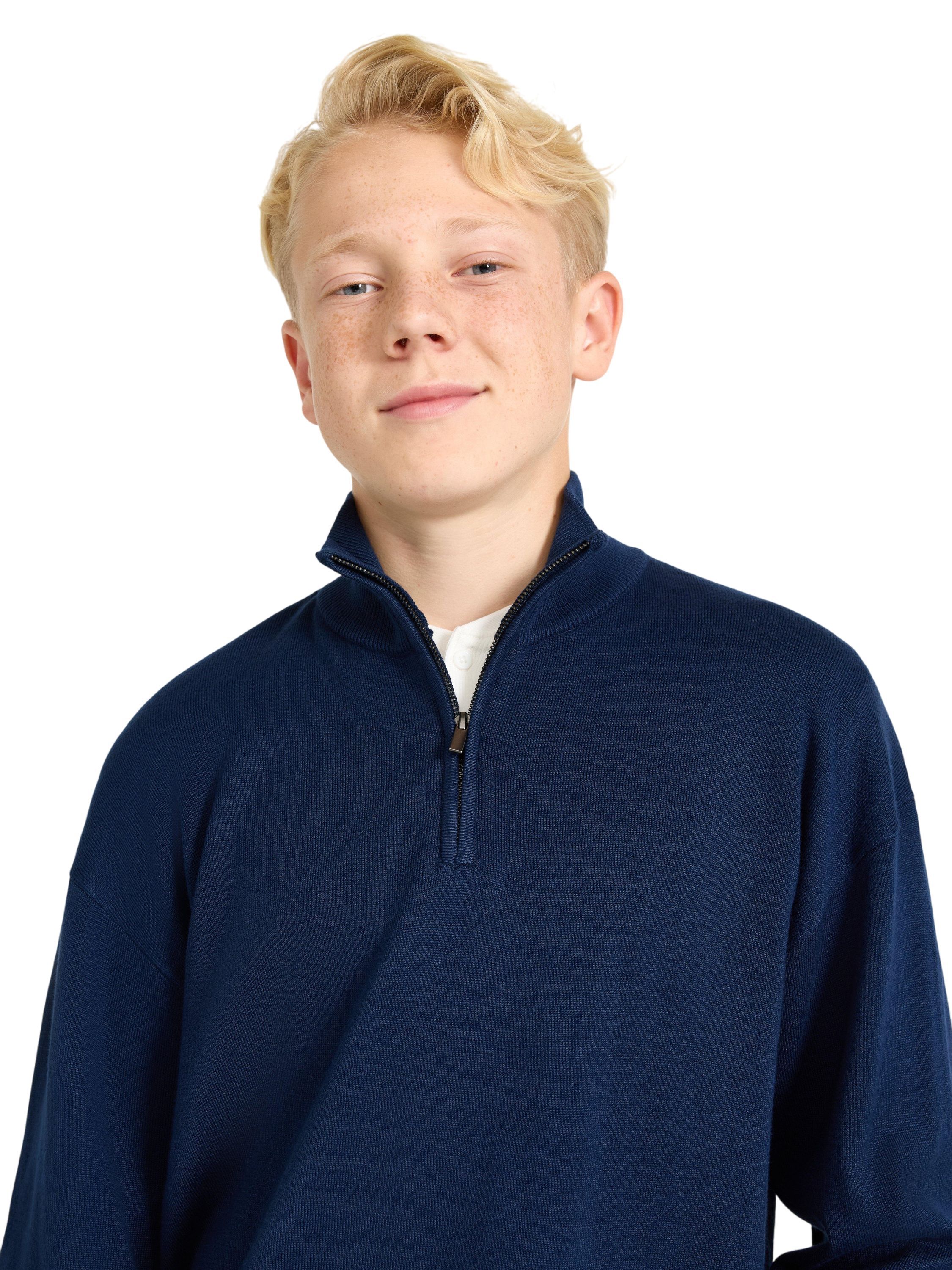 Soft knitted jumper with half-zip t