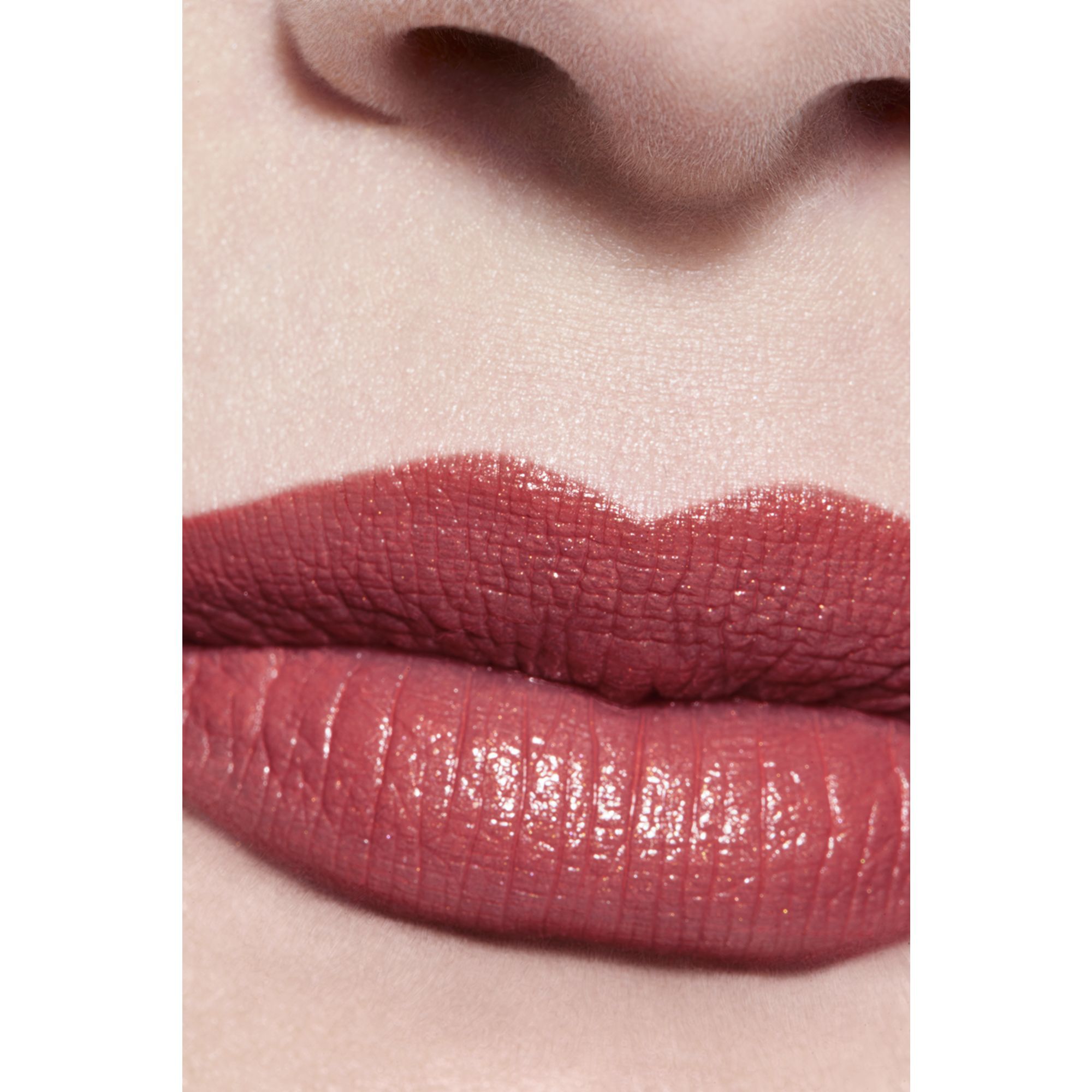 L&AElig;BESTIFTEN MED H&Oslash;J INTENSITET. KONCENTRERET GLANS OG PLEJE