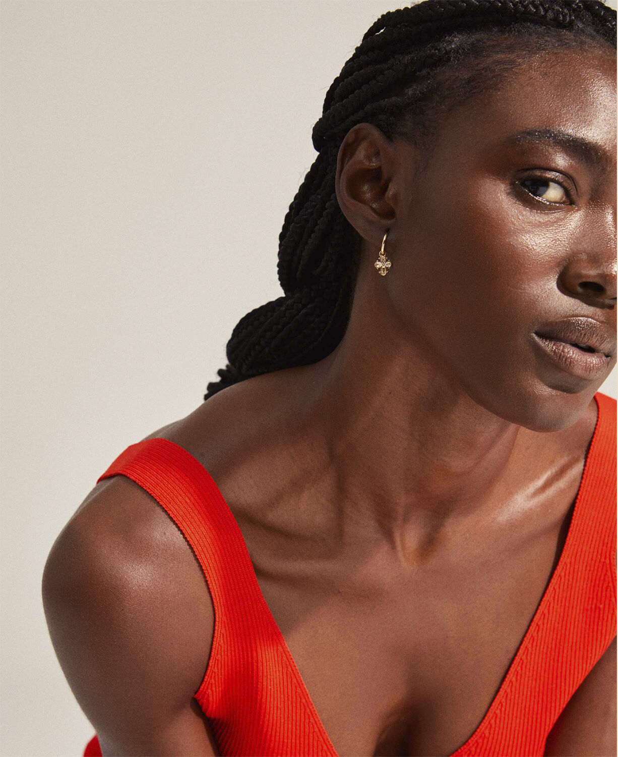 DAGMAR huggie hoop &oslash;reringe guldbelagt