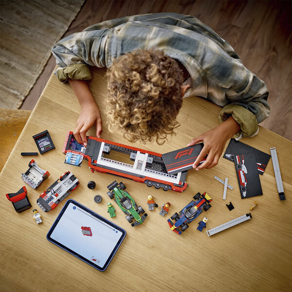 F1-lastbil med RB20 og AMR24 F1-biler 60445