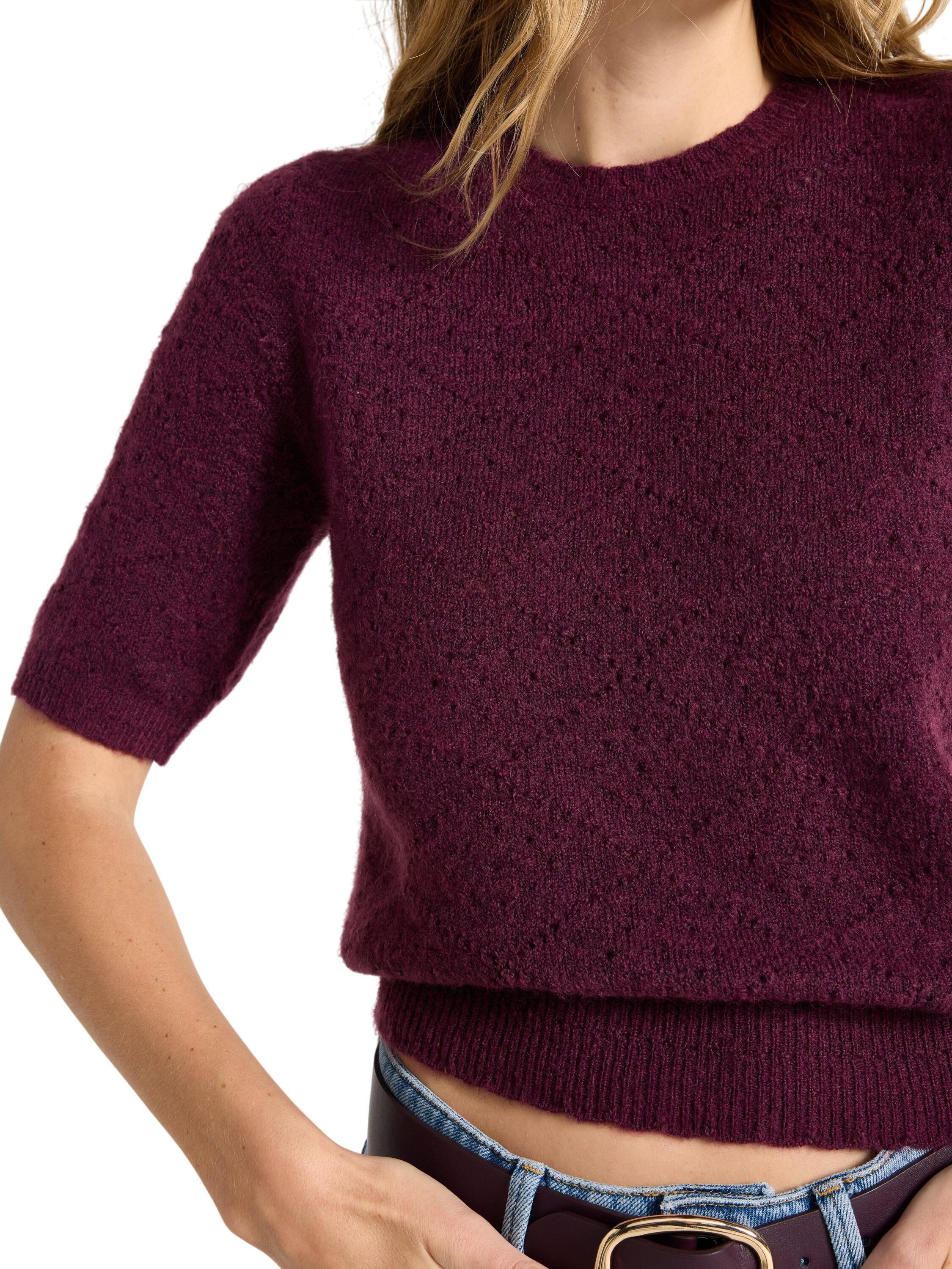 Mjuk, kort&auml;rmad tr&ouml;ja med ett hel