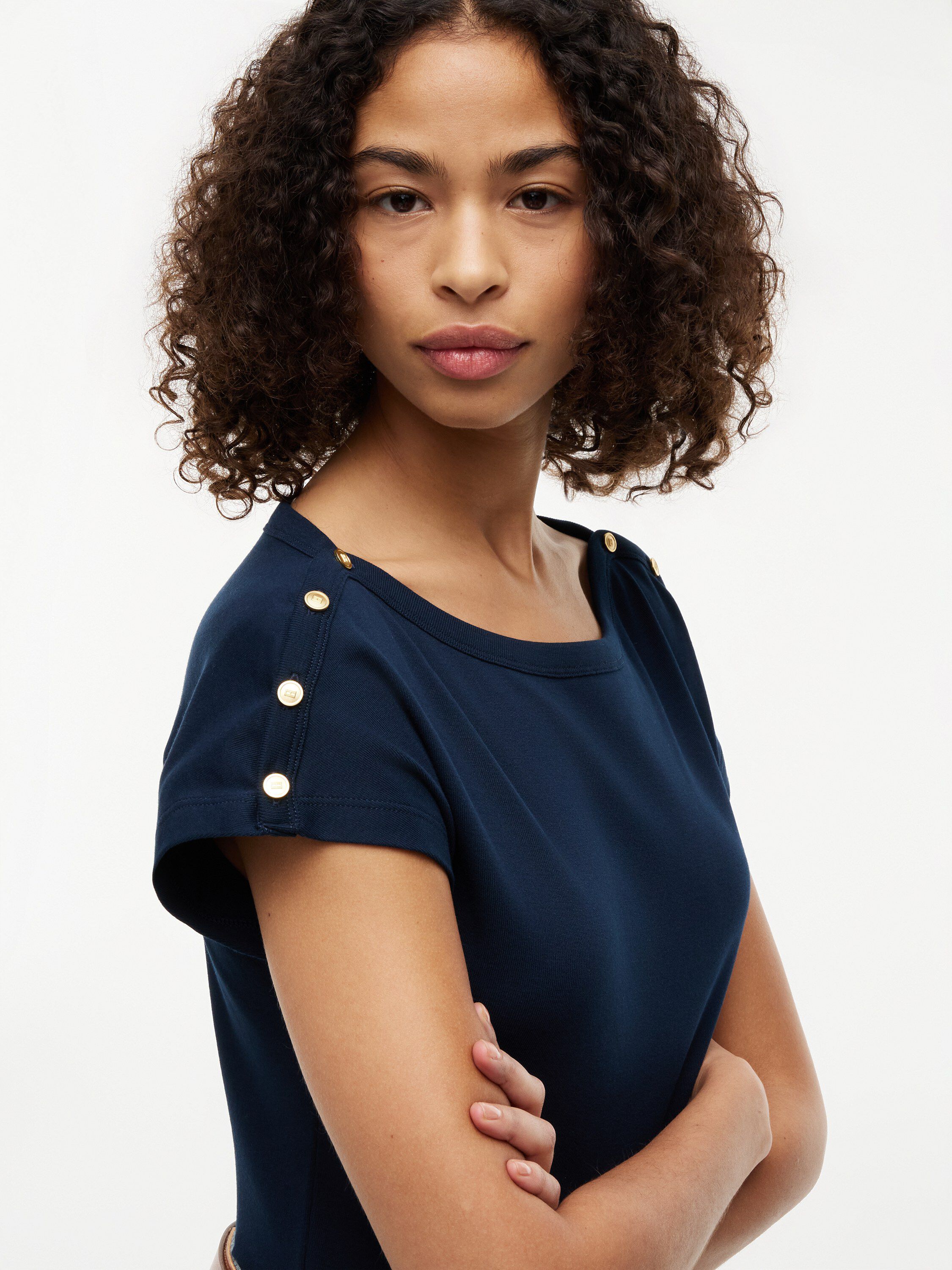 GOLD BTN CAP-SLV BOAT-NK TEE