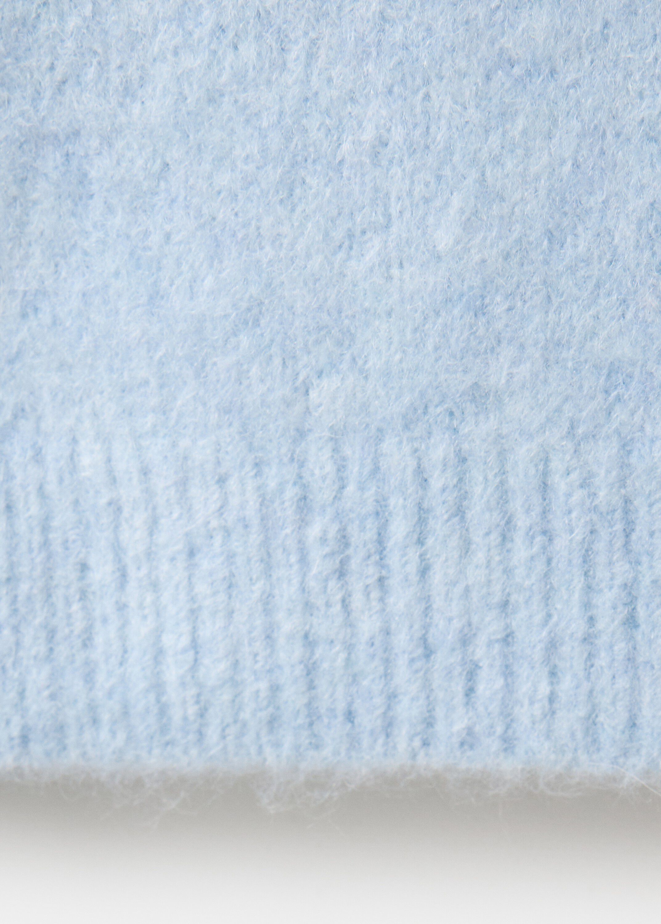 Round-neck knitted sweater