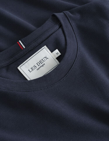 Skabelse Aubergine tilstødende Piqué T-Shirt fra Les Deux | 399.00 DKK | Magasin.dk