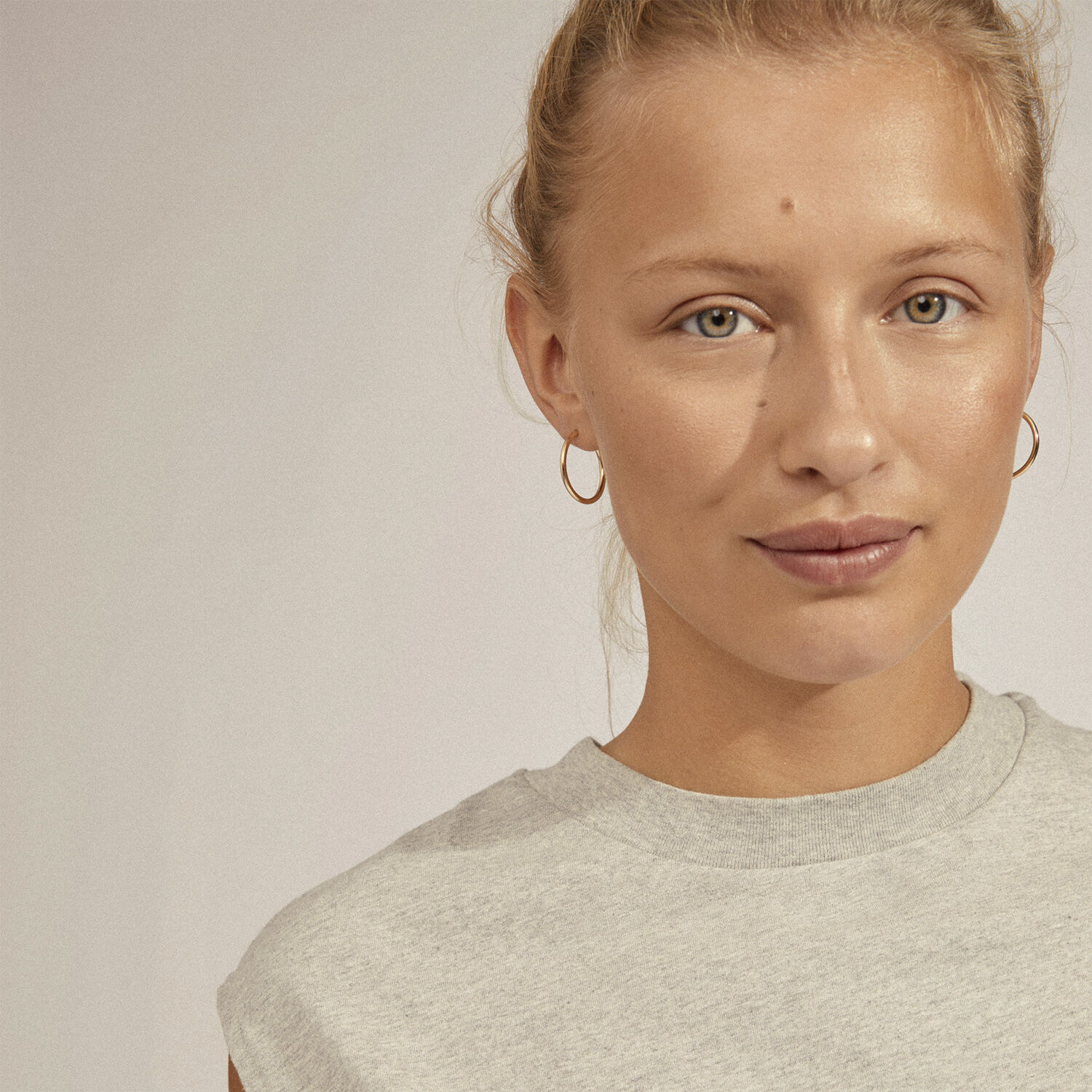 APRIL recycled sm&aring; hoop &oslash;reringe guldbelagt