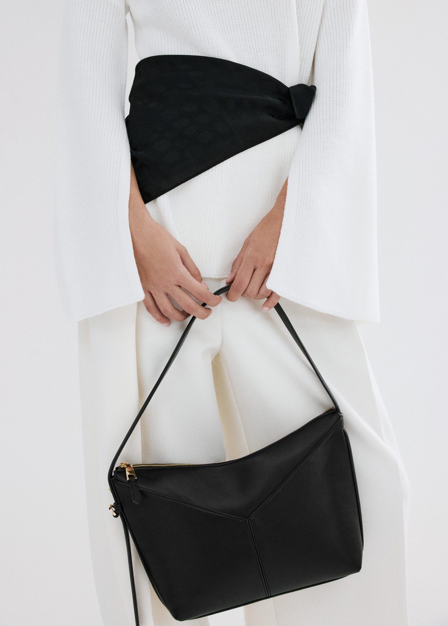 Adjustable strap shoulder bag