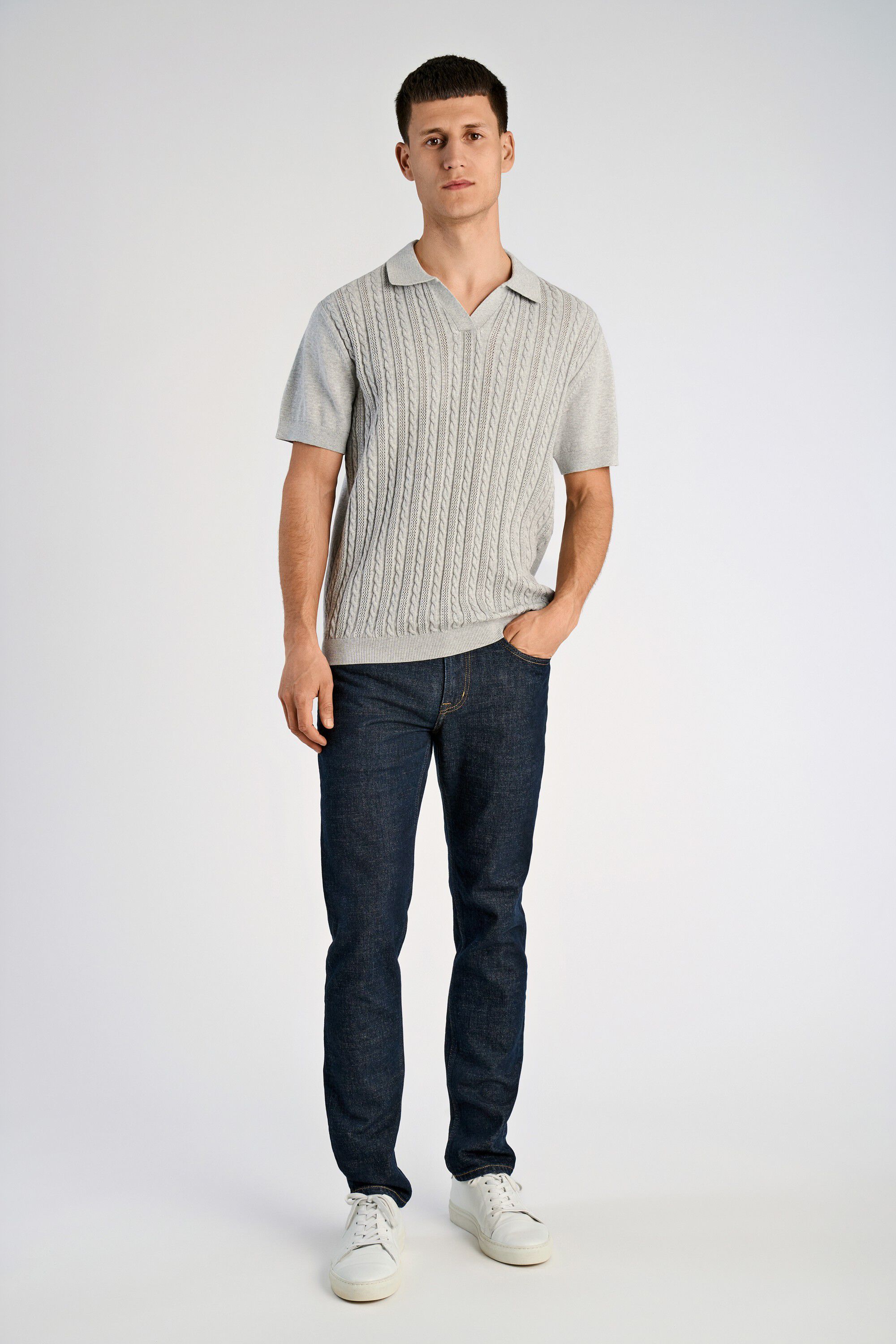 Knitted S/S cable v-neck polo